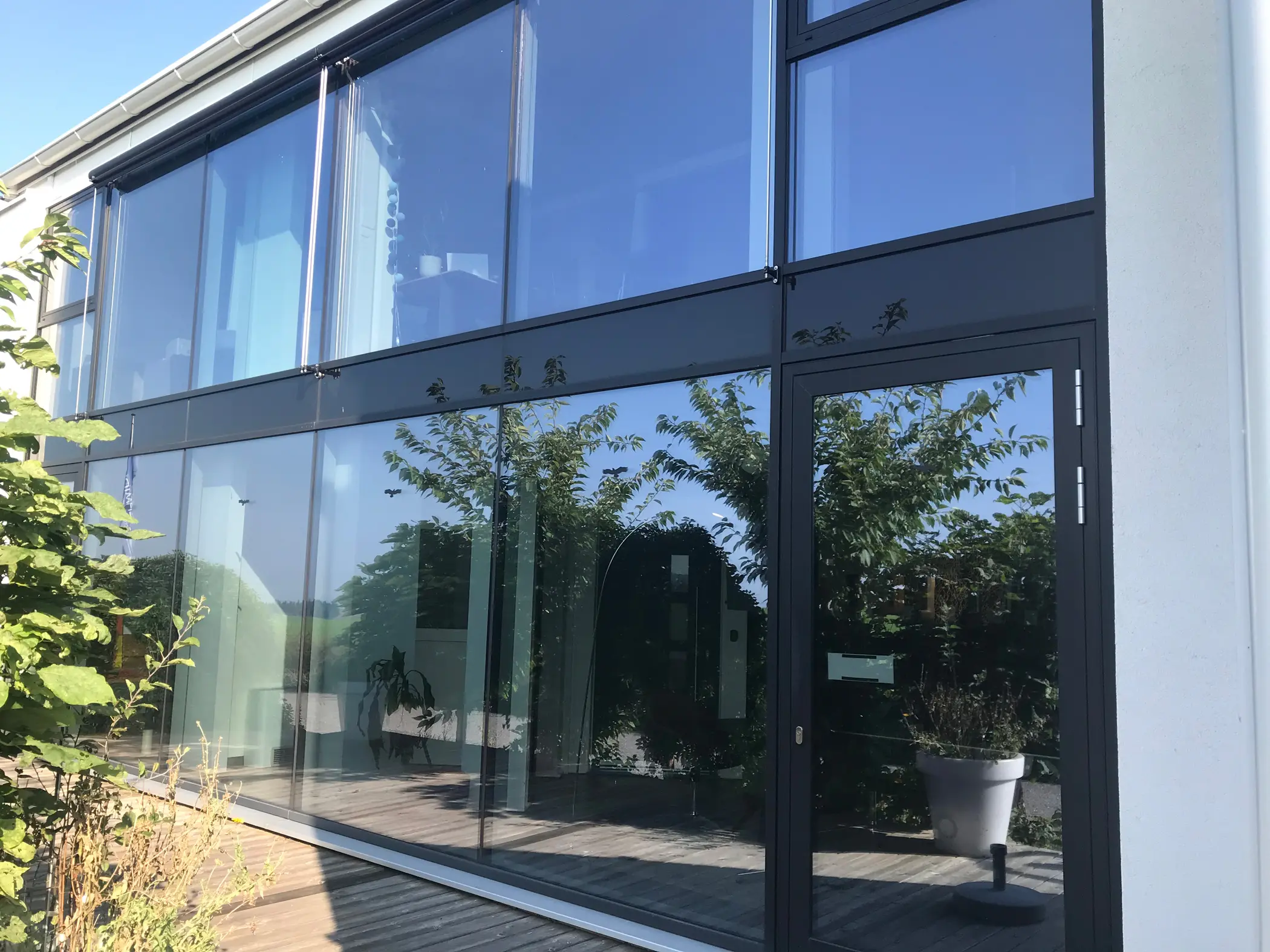 Aluminium-Glasfassade nach Maß mit Nurglasstoss