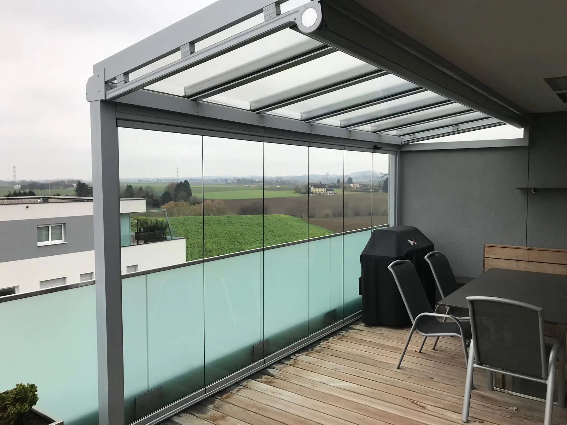 Aluminium-Terrassenüberdachung auf Balkon montiert