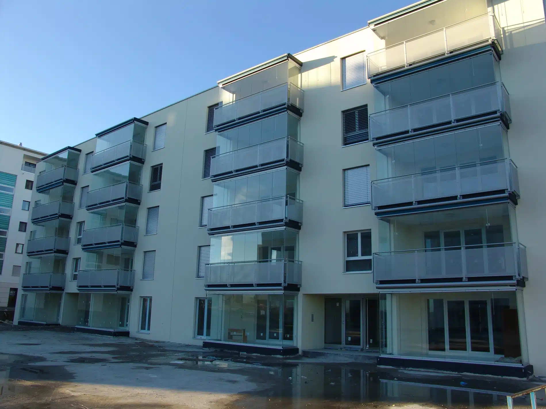 Balkon verbauen mit Glas als Wetterschutz