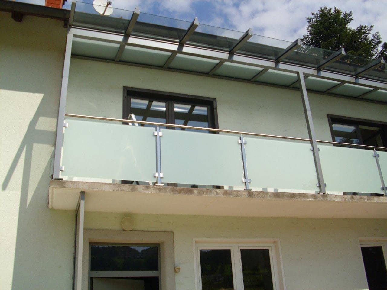 Balkonüberdachung mit Geländer