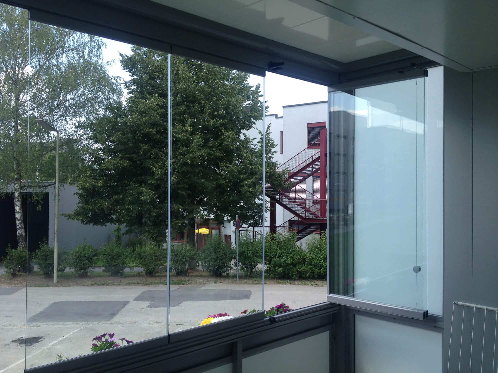 Balkonverbau mit Faltwand aus Glas