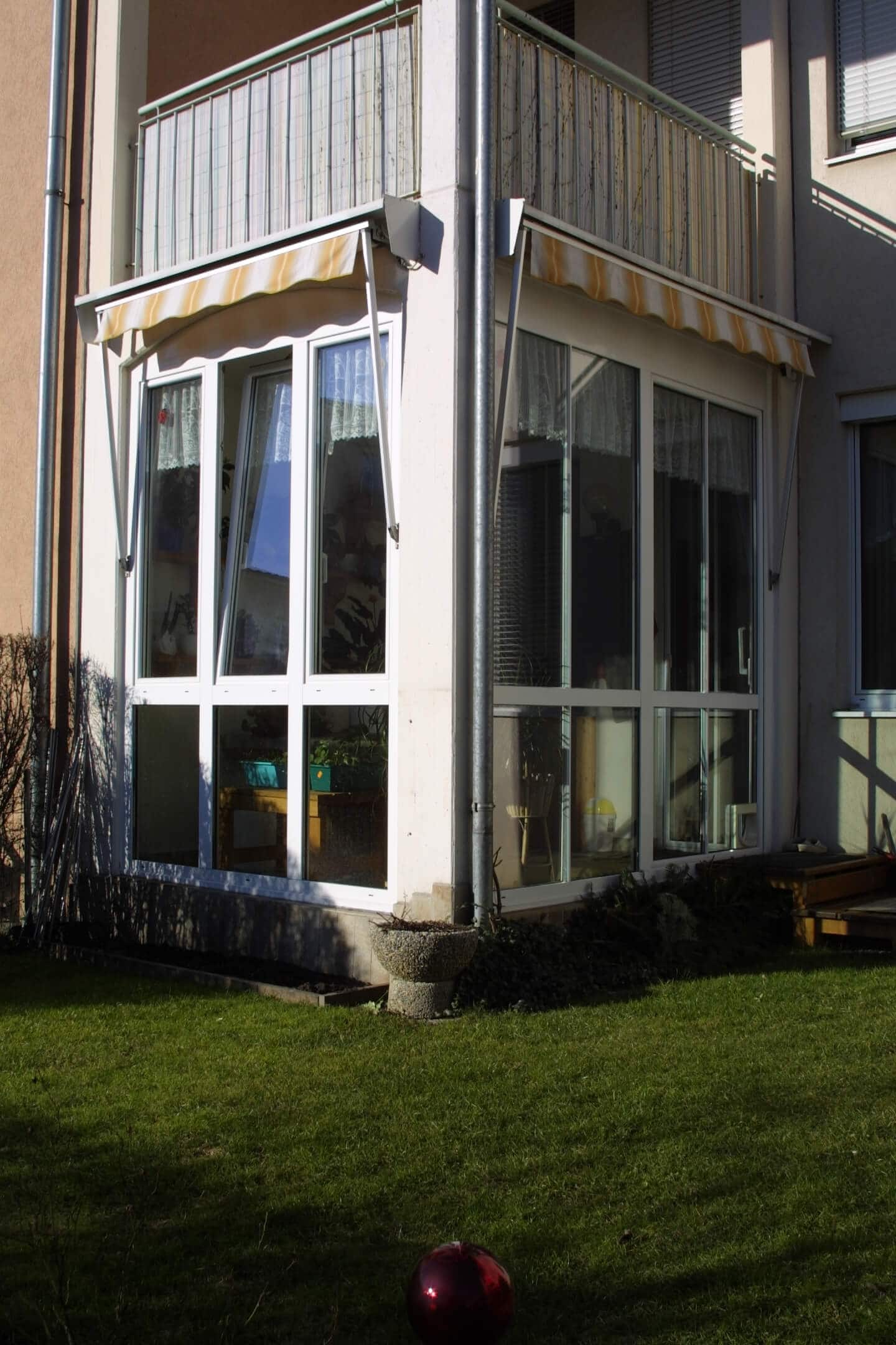 Balkonverbau mit Unterlichte aus Glas