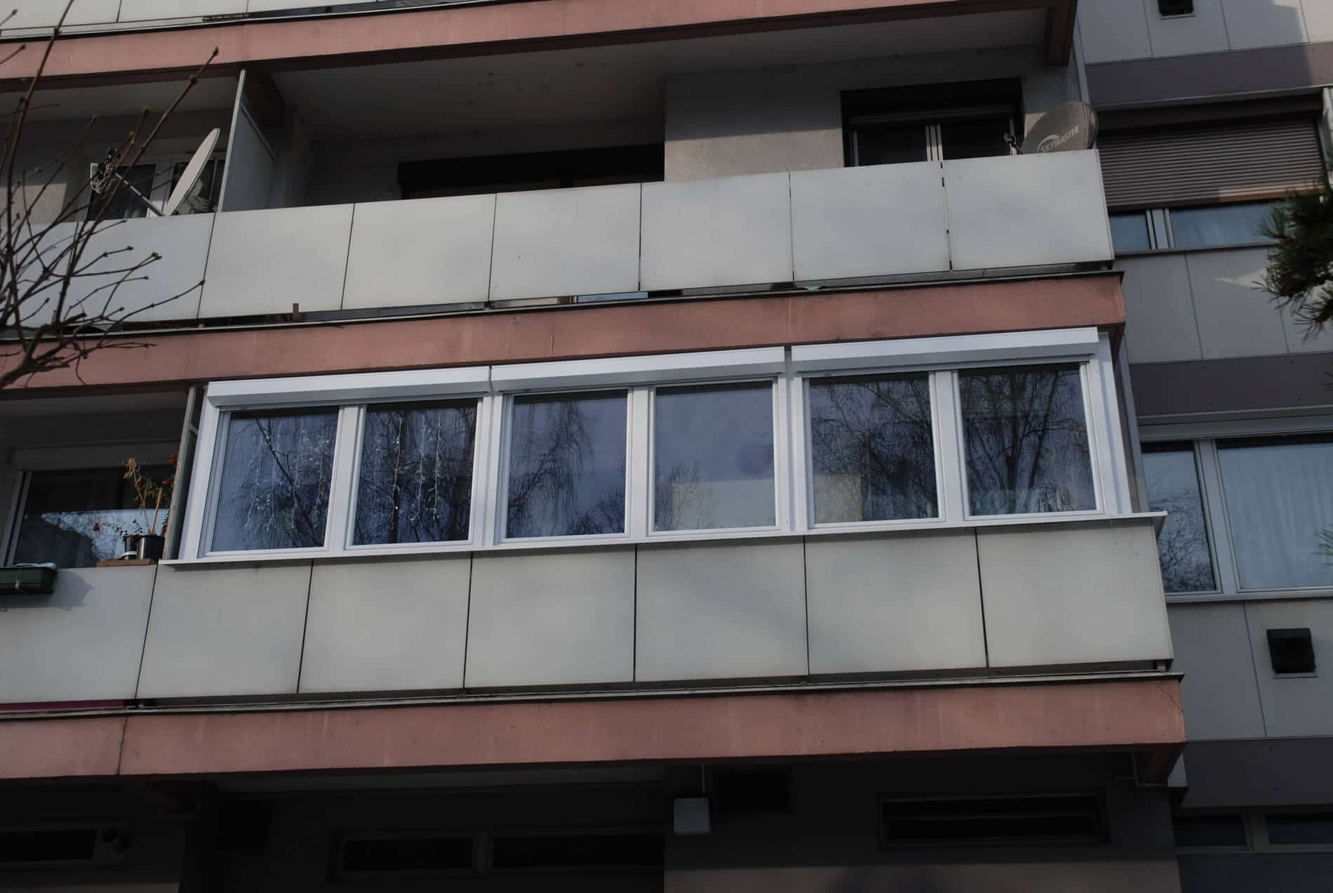 Balkonverglasungen mit vorgesetzten Rollläden