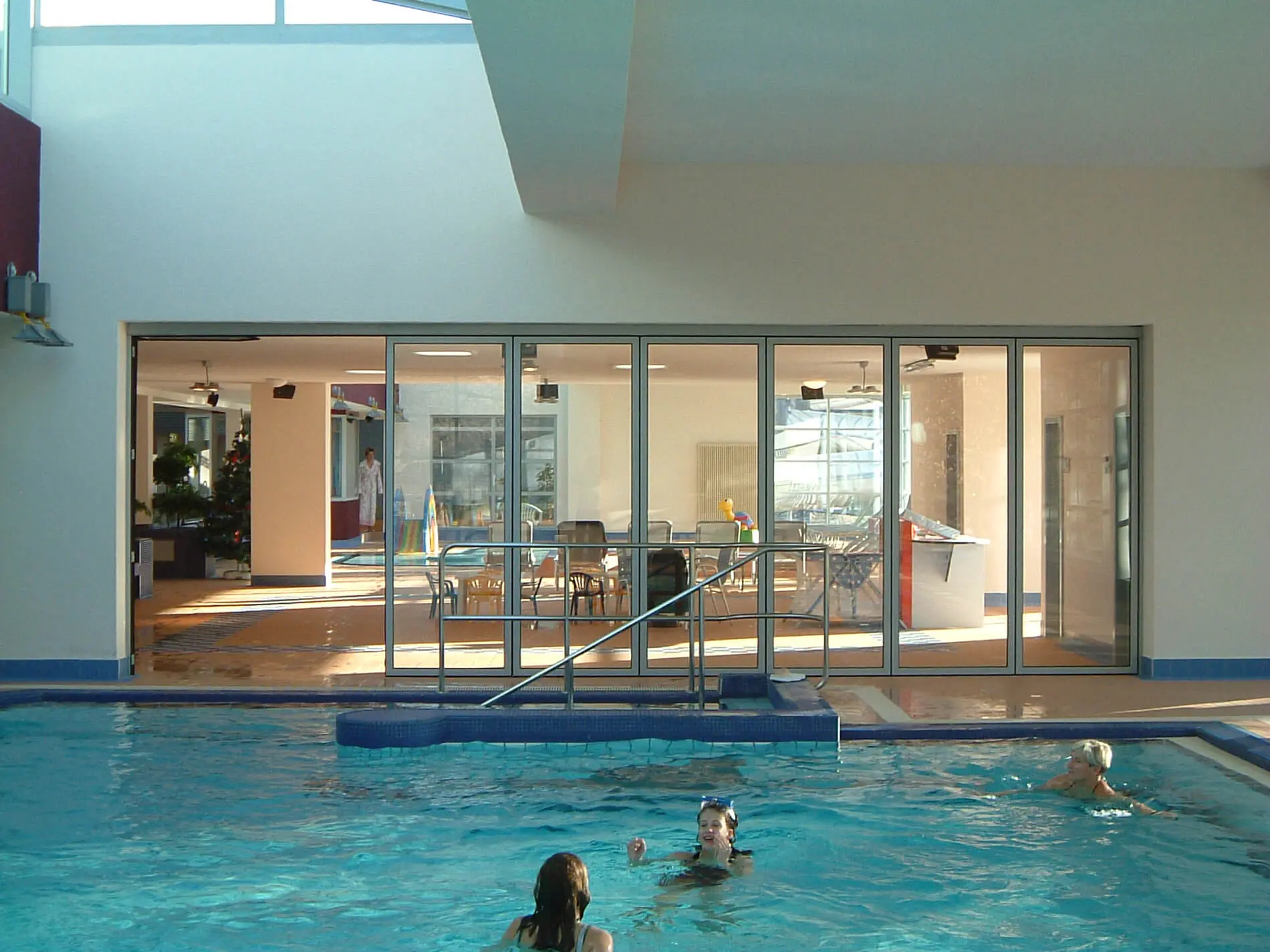 Faltwände Aluminium für Poolhäuser und Schwimmbäder