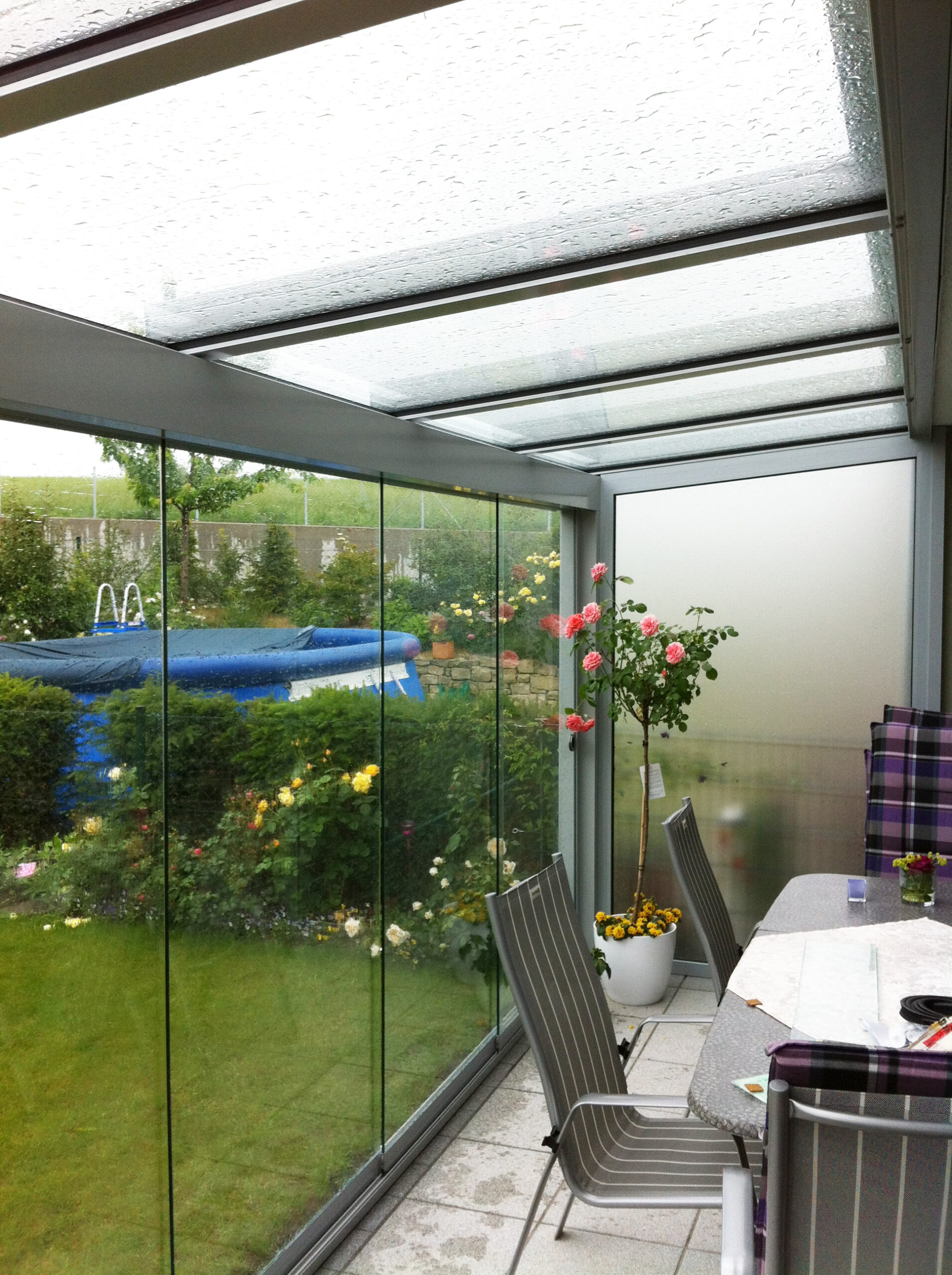 Glasanbau mit Schiebetüren