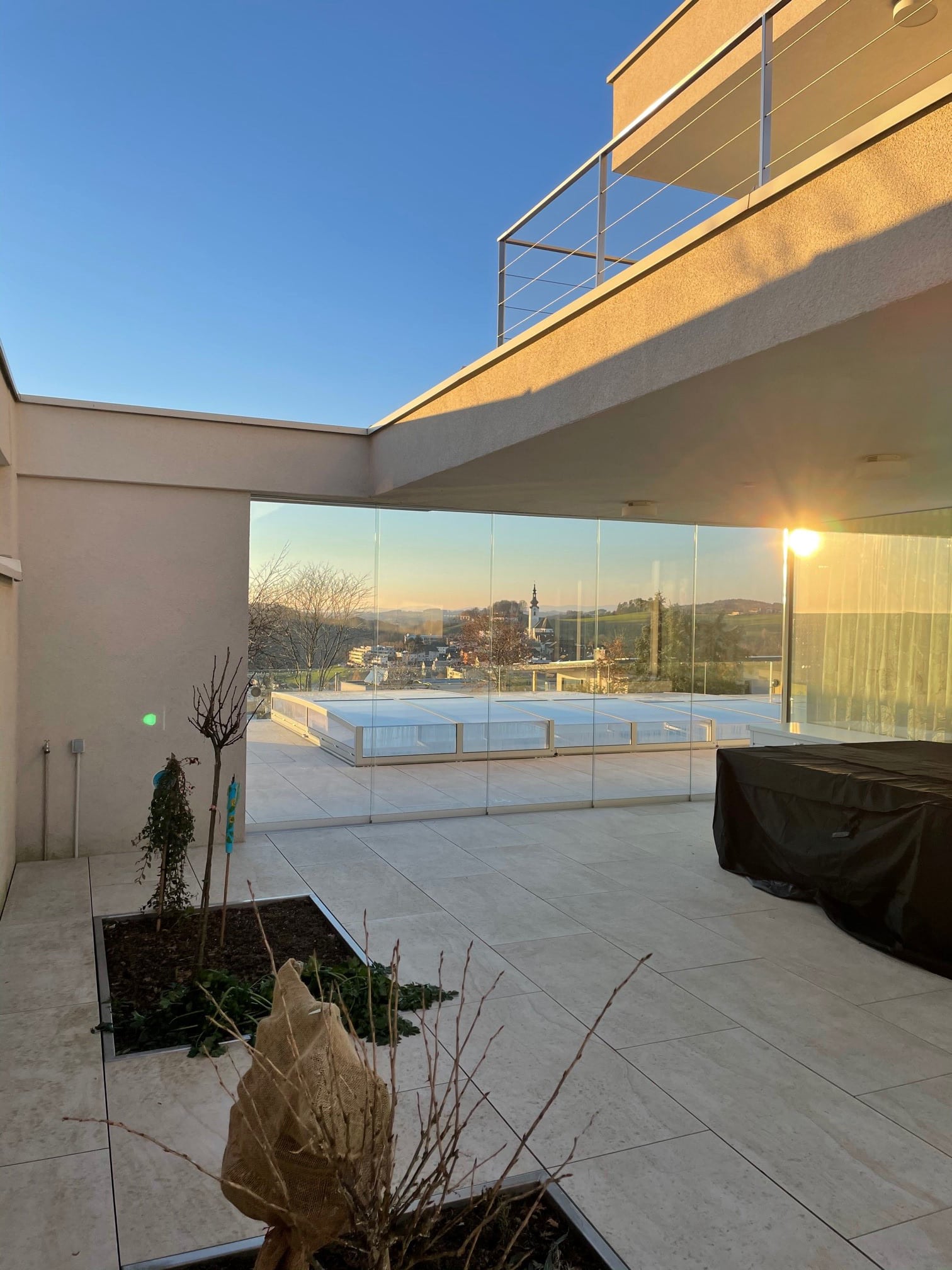 Glasschiebeelemente für überdachte Terrasse