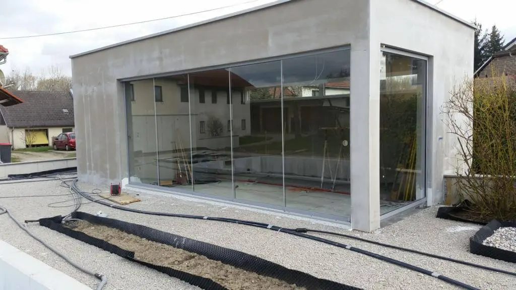 Glasschiebetüren mit Spaltdichtungen für modernes Poolhaus entsteht