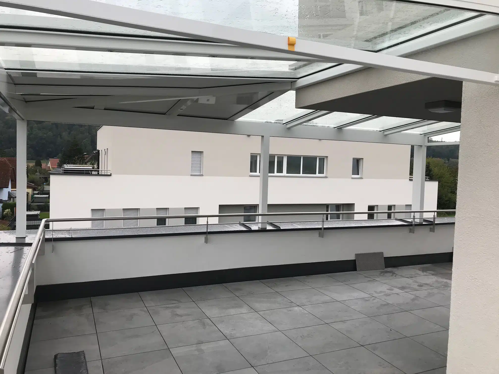 Glasüberdachte Terrasse für Dachgeschosswohnung