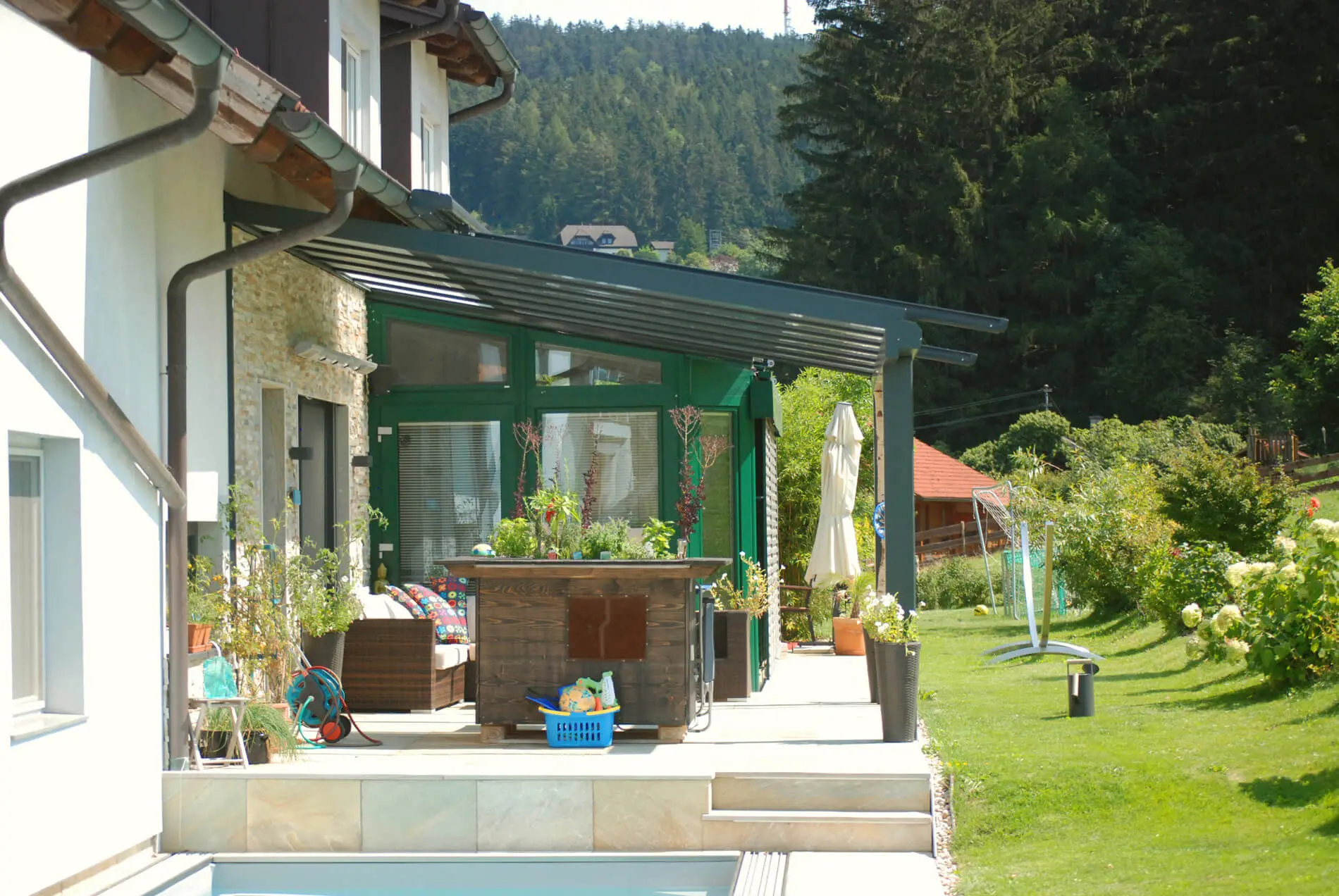 Glasüberdachung in anthrazit für Terrasse mit Beschattung