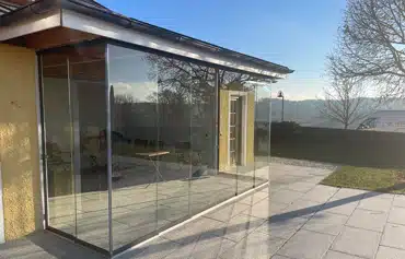 Maßgefertigte Glasschiebeweände in Oberösterreich montiert