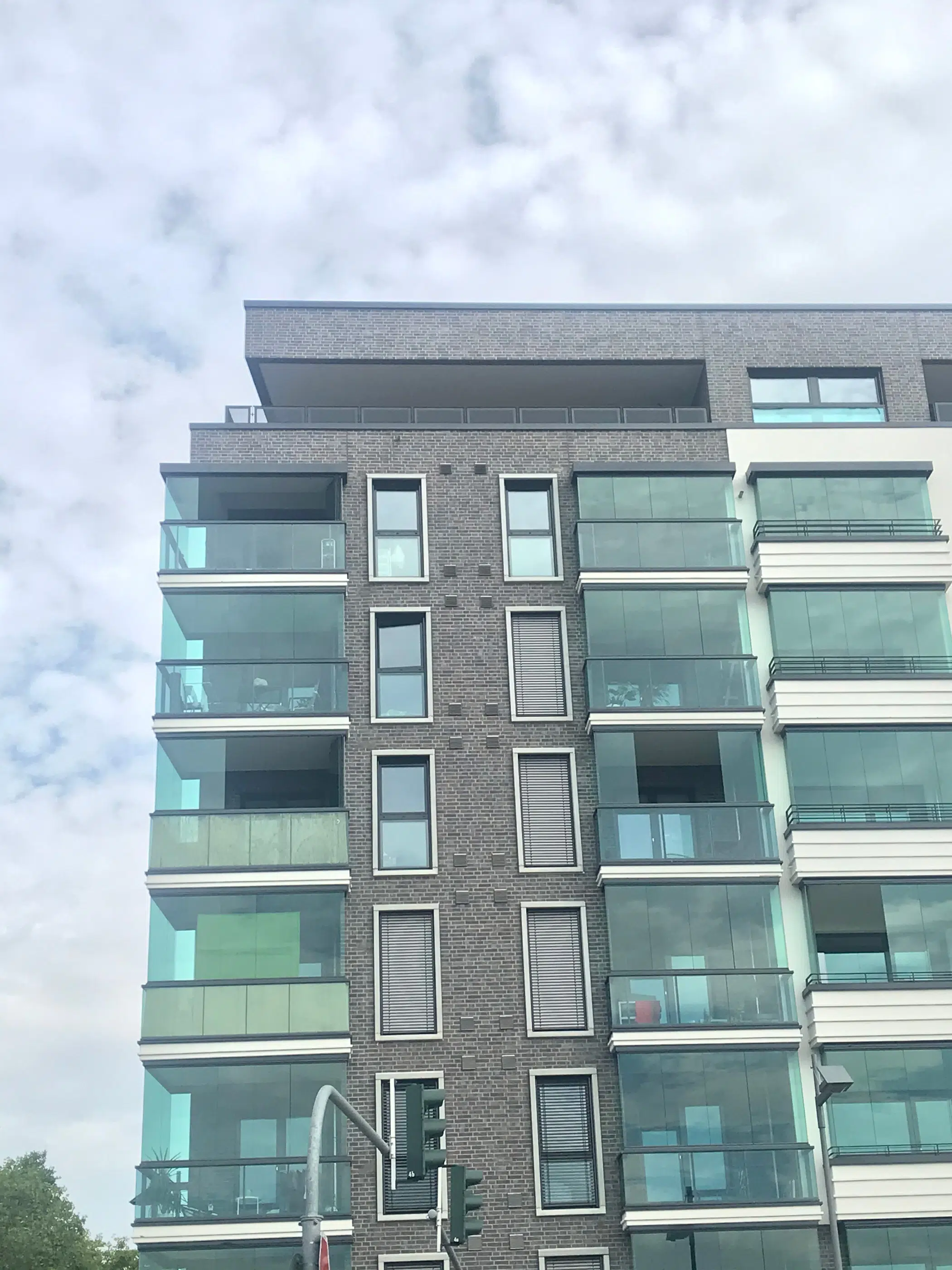 Moderne Balkone mit Glas-Schiebewände als Windschutz