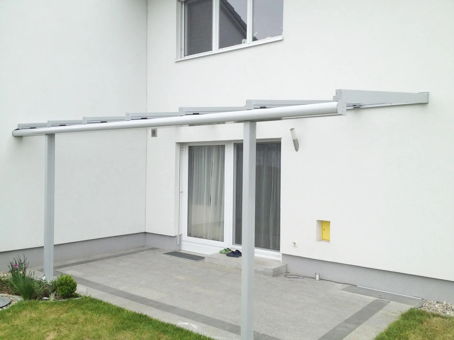Moderne Terrassenüberdachung mit schlanken Profilen