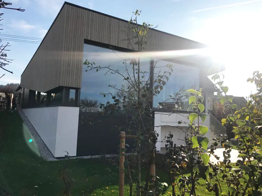 Moderner Anbau an Einfamilienhaus - Fensterelemente von Schmidinger