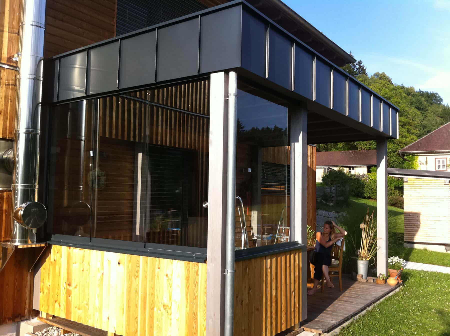 Moderner Holzanbau mit Glasschiebetüren