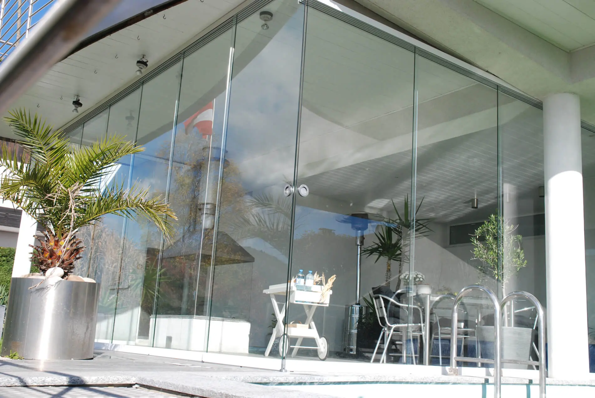 Modernes Poolhaus mit Glas