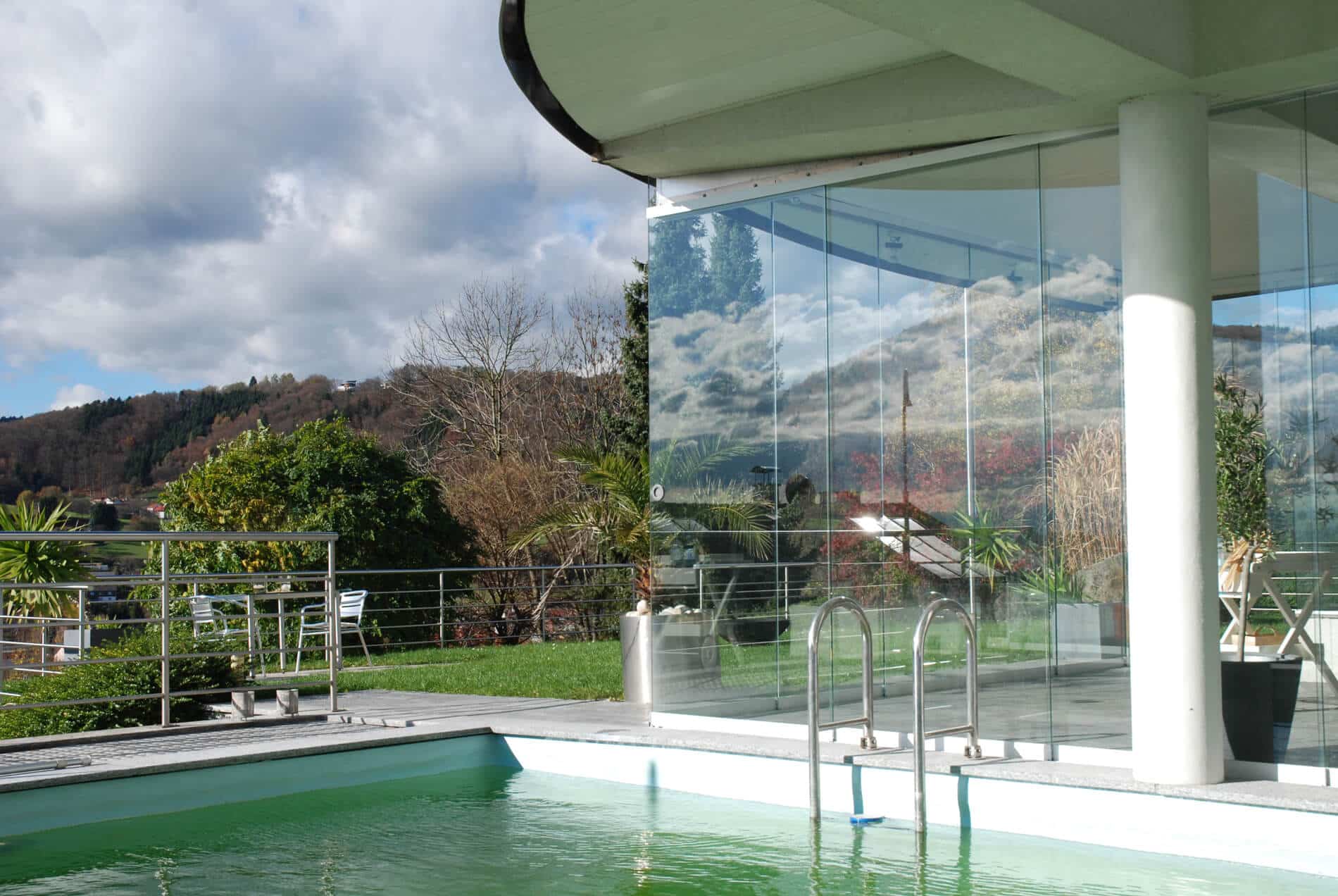 Modernes Poolhaus mit Glasschiebetüren