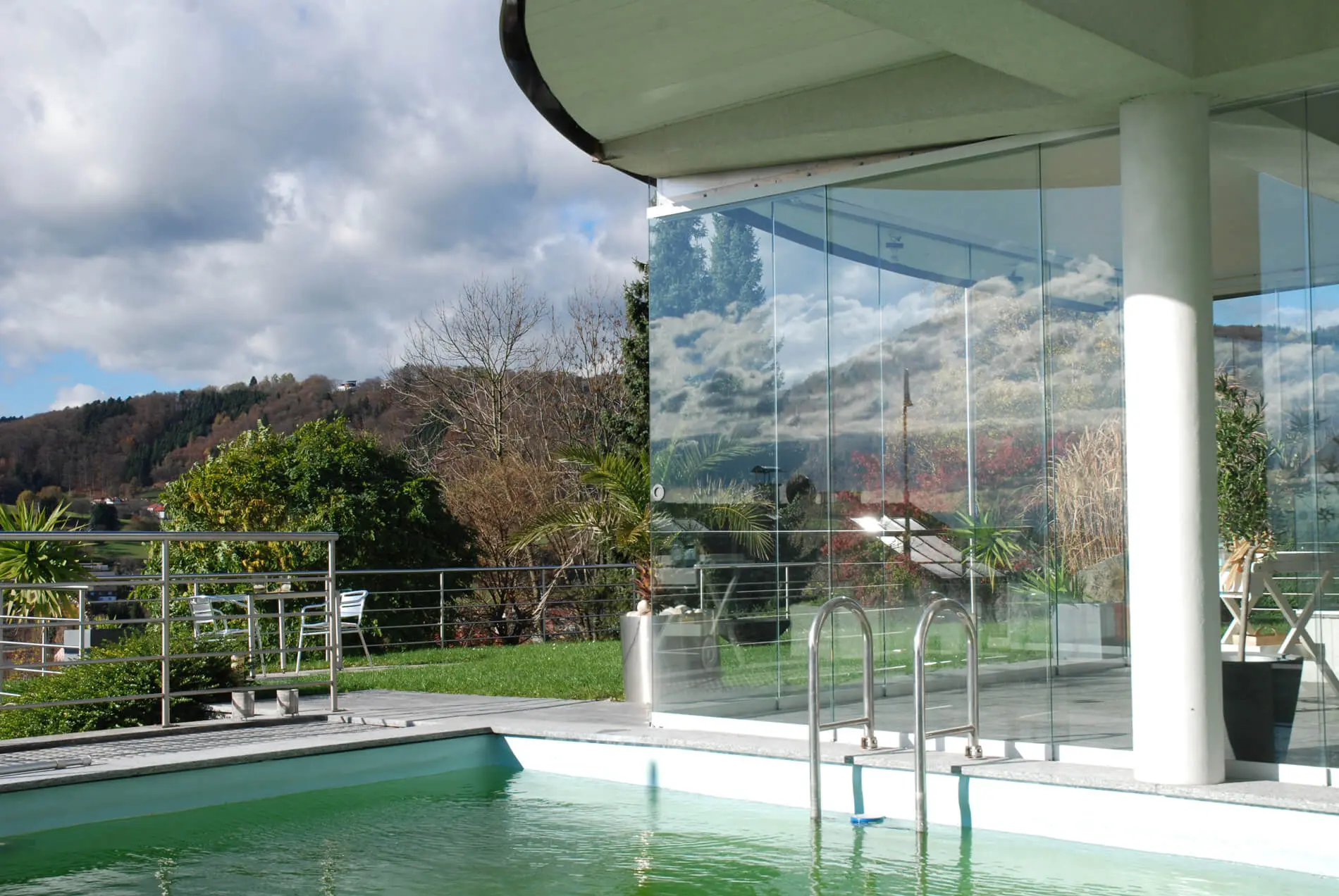 Modernes Poolhaus mit Glasschiebetüren