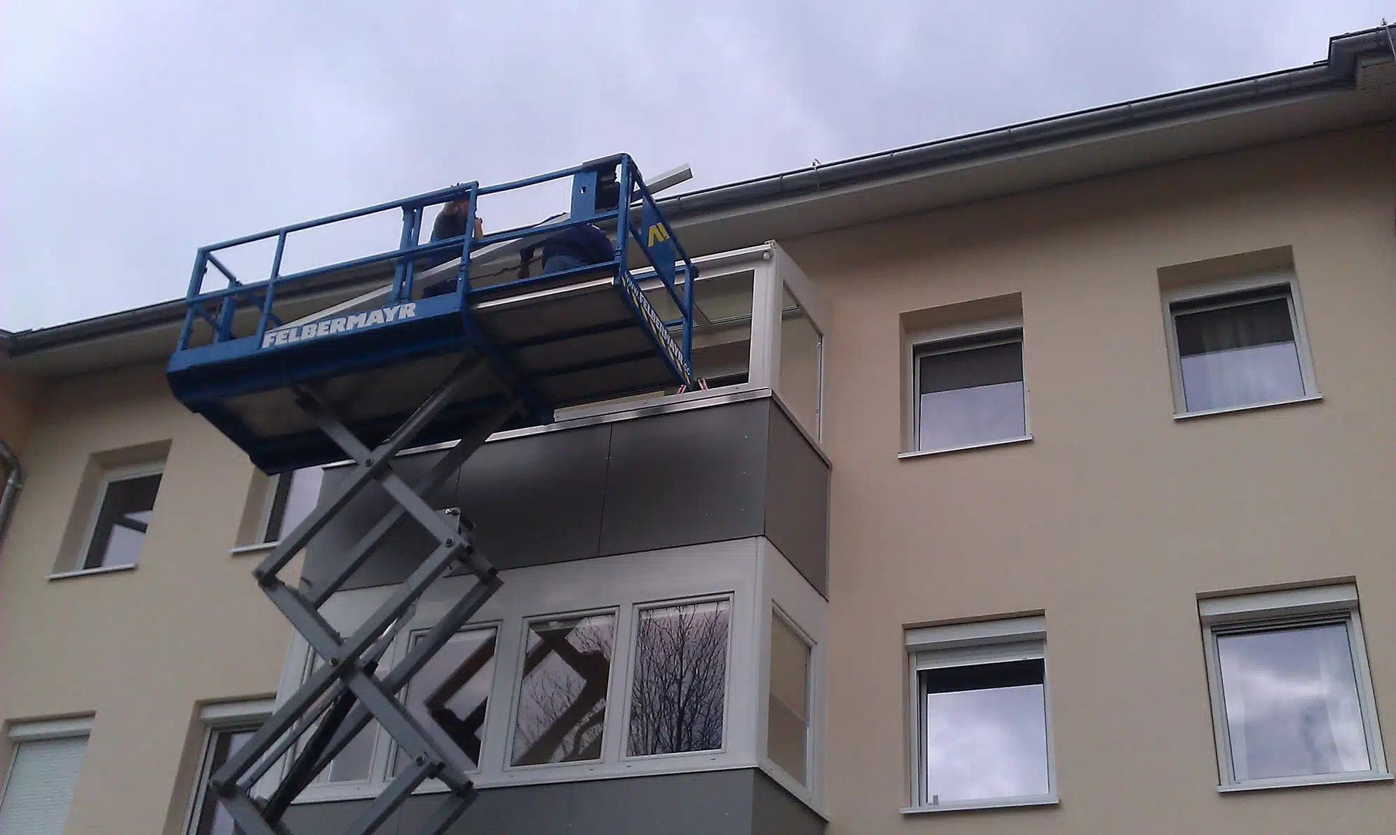 Montage Balkonverbau mit Glasdach