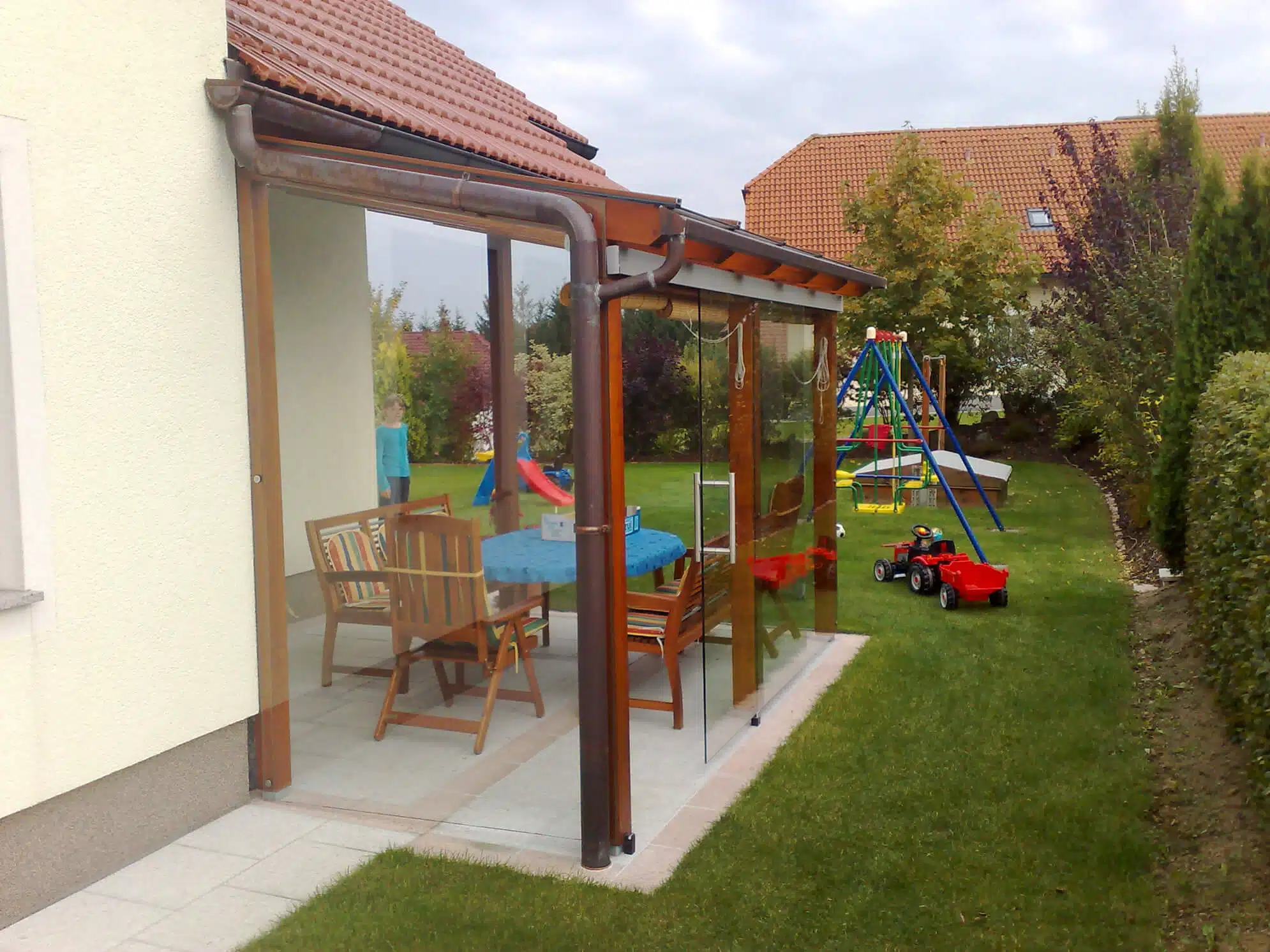 Pergola Glasschiebewand als Windschutz