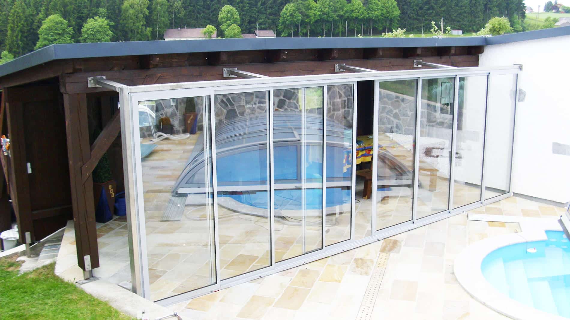 Pergola mit Schiebetüren schließen
