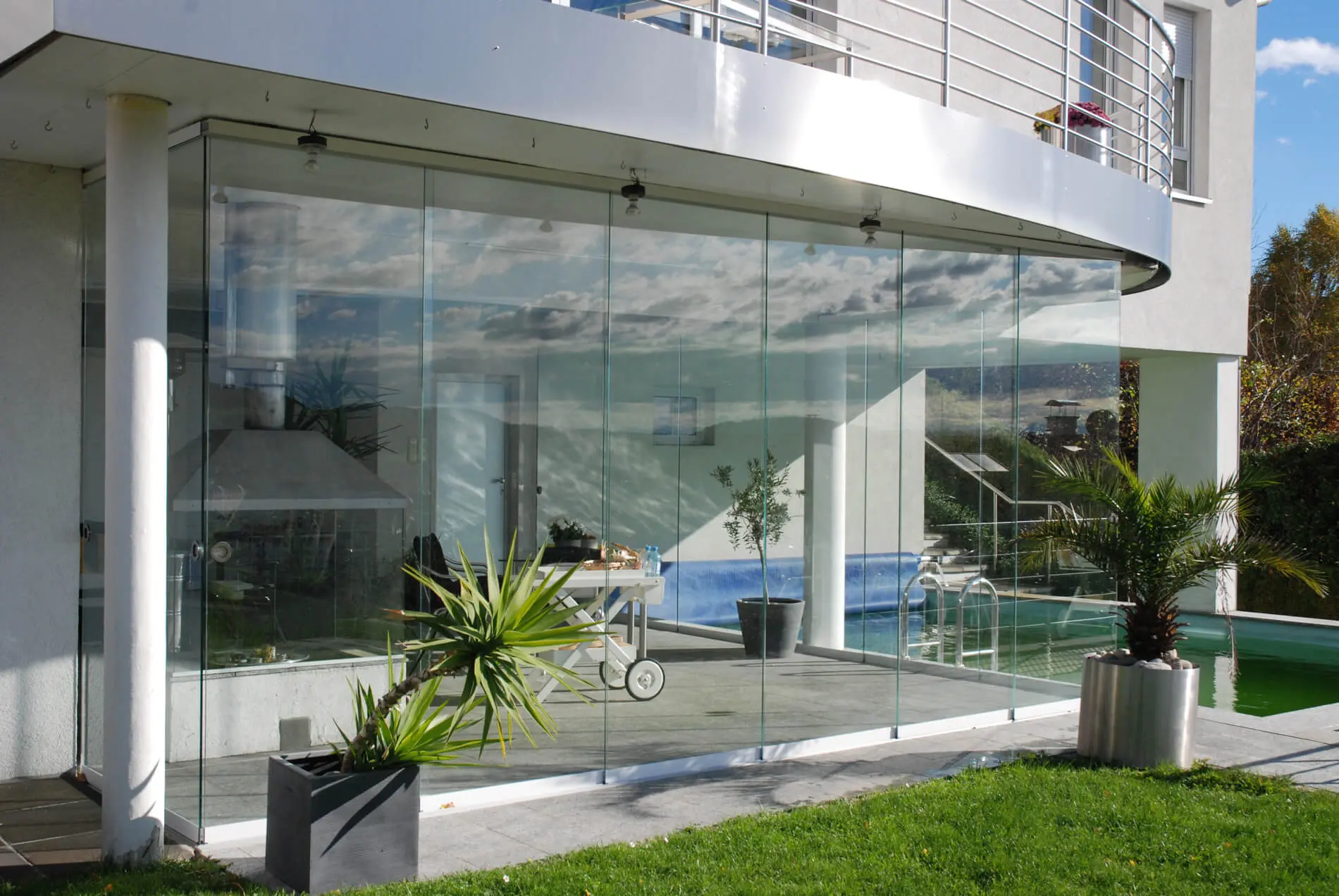 Pool Haus modern mit Glas