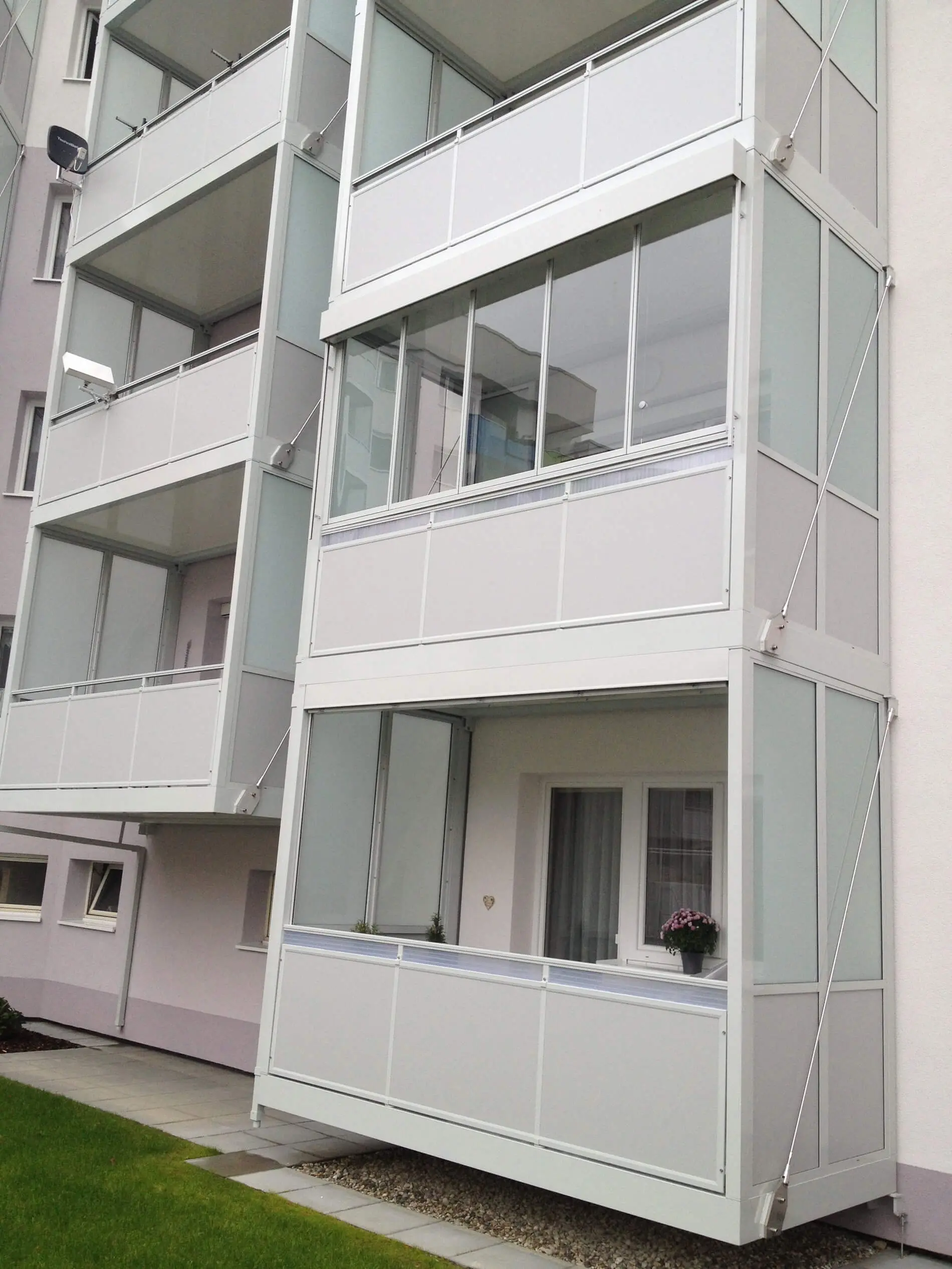 Schiebe-Dreh-Systeme für Balkon Glas