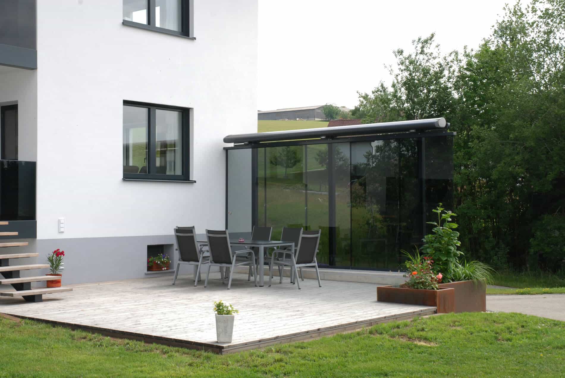 Schiebeelemente als Windschutz für Terrassen