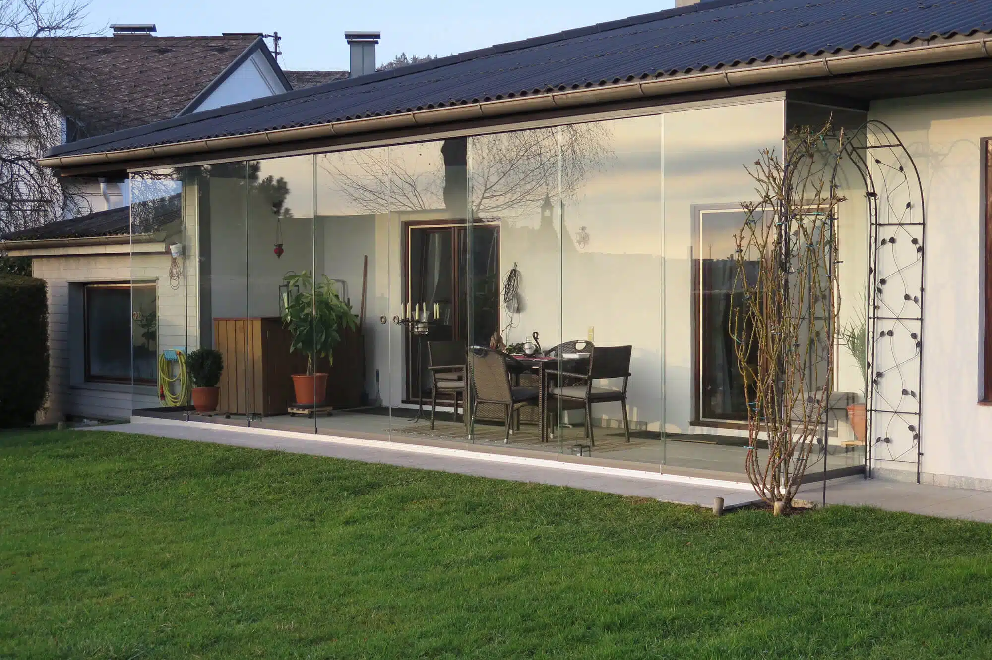 Schiebetüren als Wetterschutz Terrasse transparent