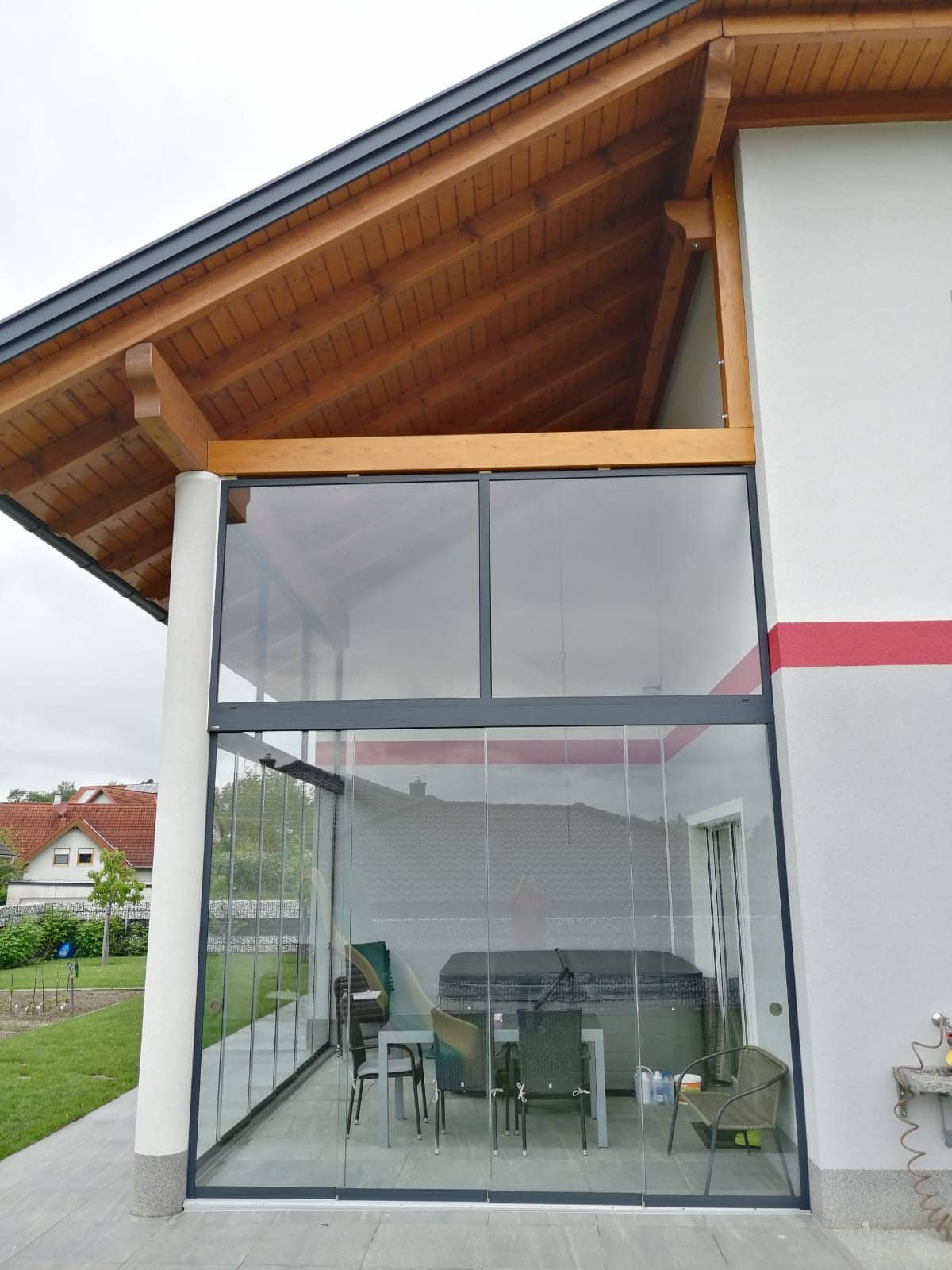 Schiebetüren aus Glas ohne Rahmen auf Terrasse montiert