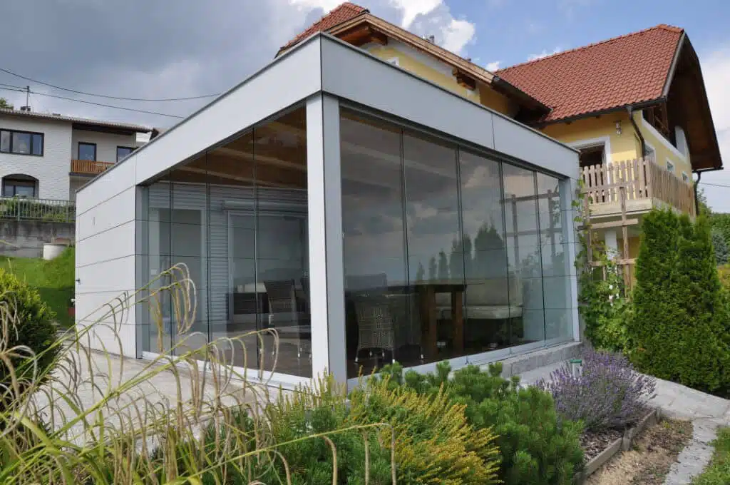 Schiebetürsysteme auf Terrasse aus Glas - Poolhaus