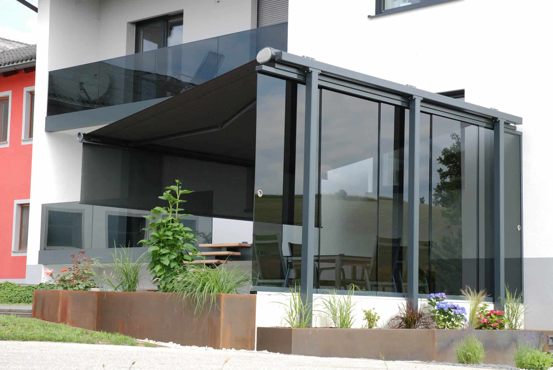 Schiebeverglasung Windschutz für Terrasse mit Beschattung