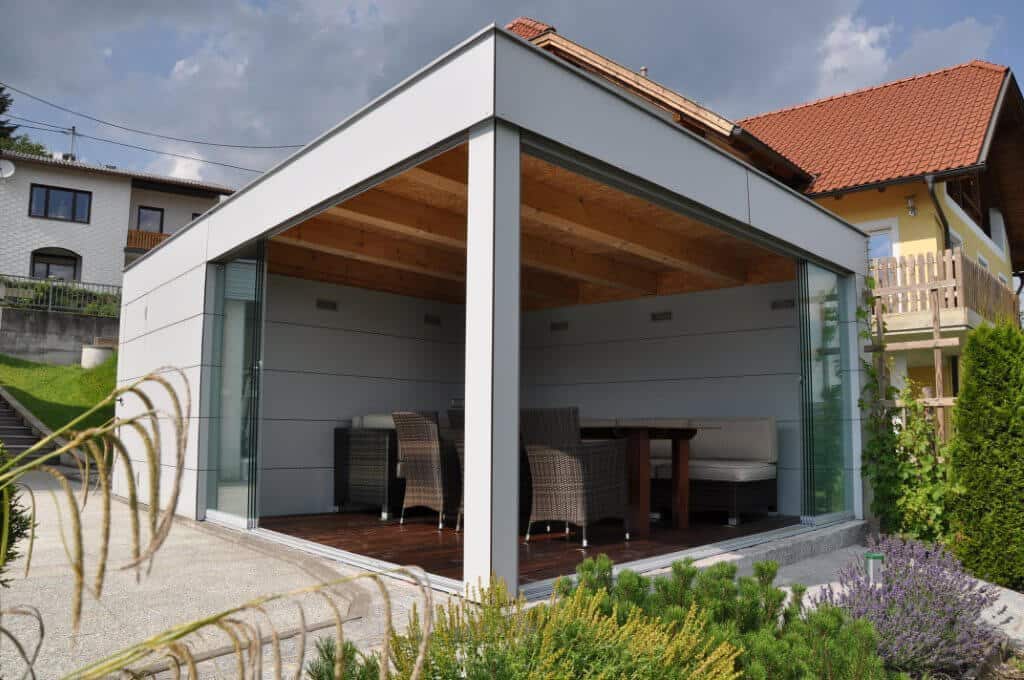 Schiebewand aus Glas für freistehendes Poolhaus