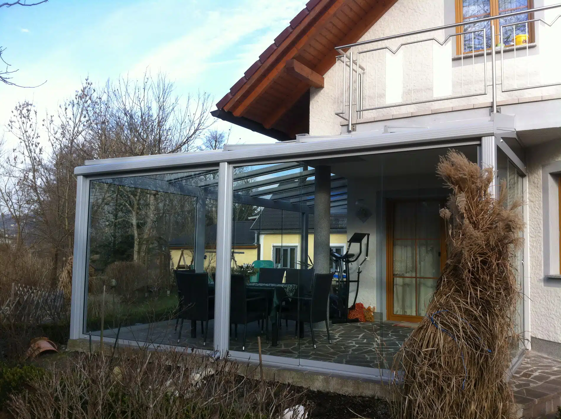 Sommergarten mit Glasschiebetüren außen