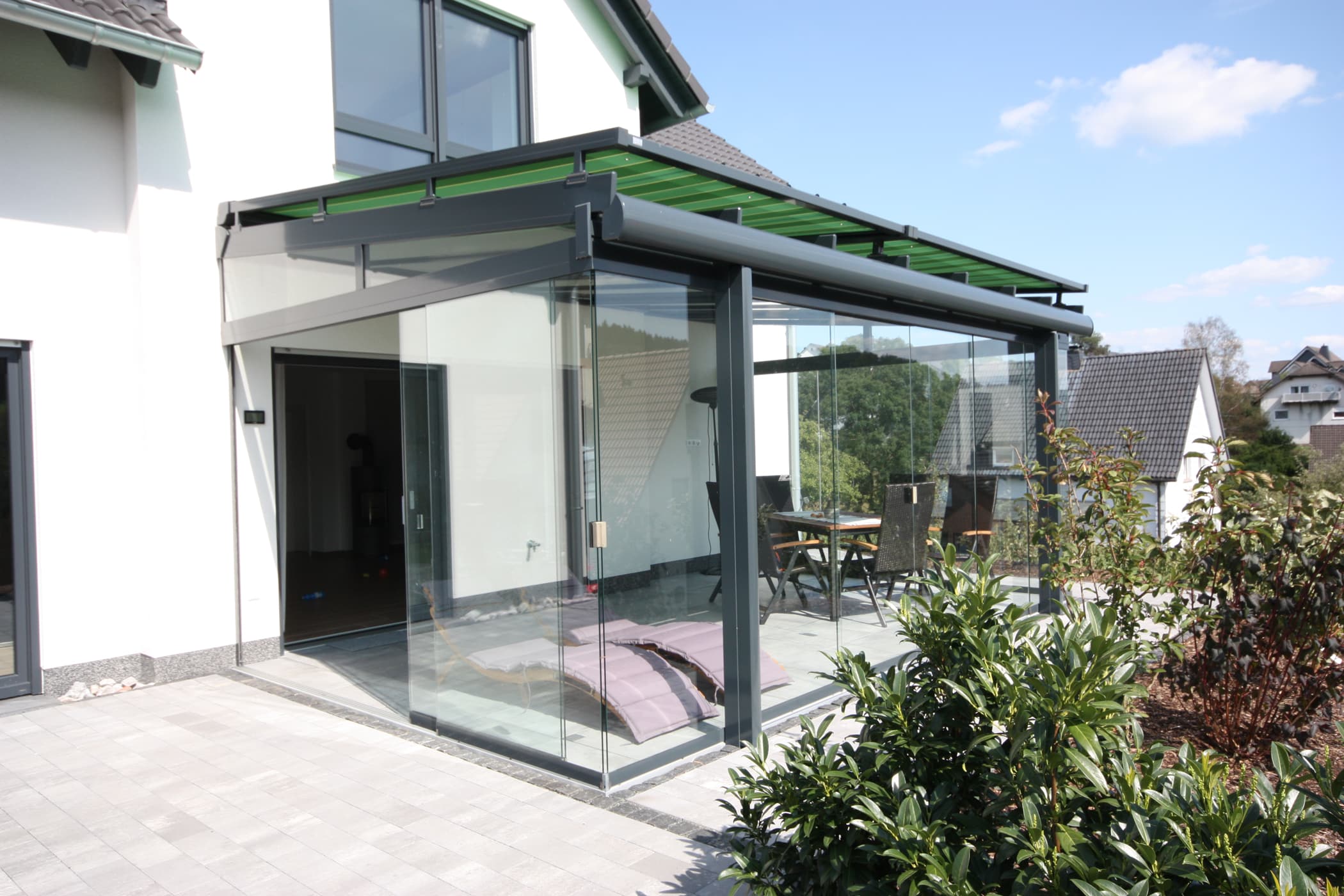 Sommergarten aus Alu und Glas mit Beschattung