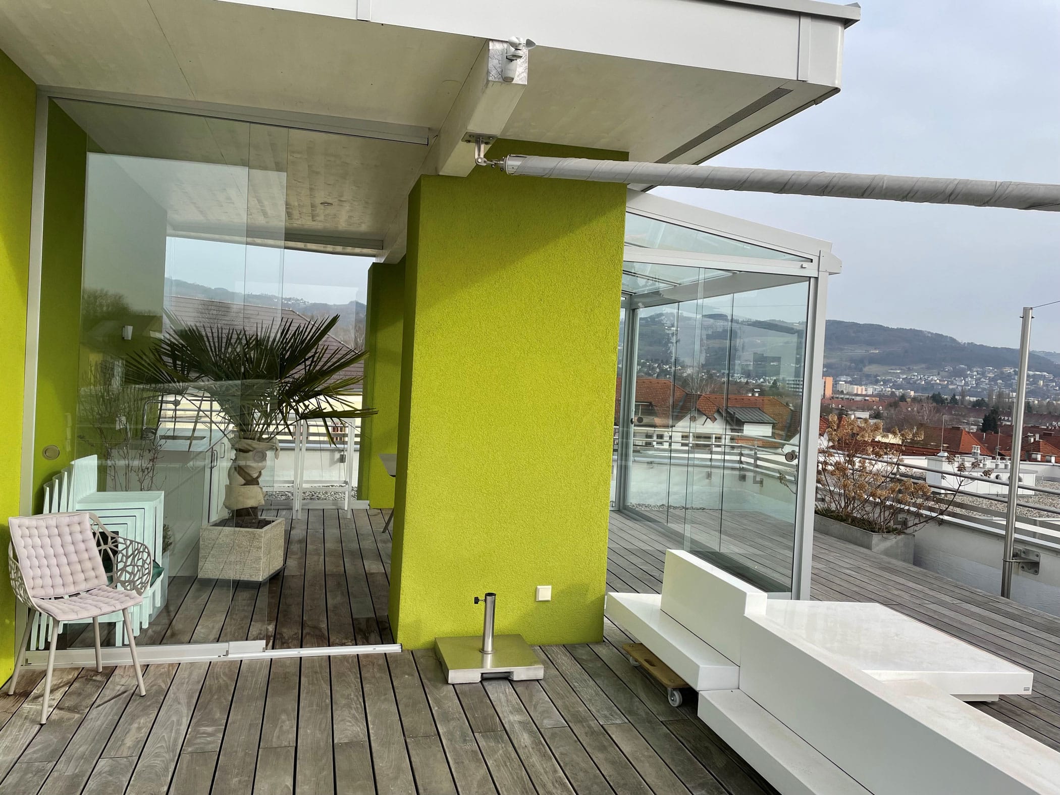 Sommergarten und Glasschiebetüren aus hochwertigen Materialien halten auch besonders starkem Wind stand