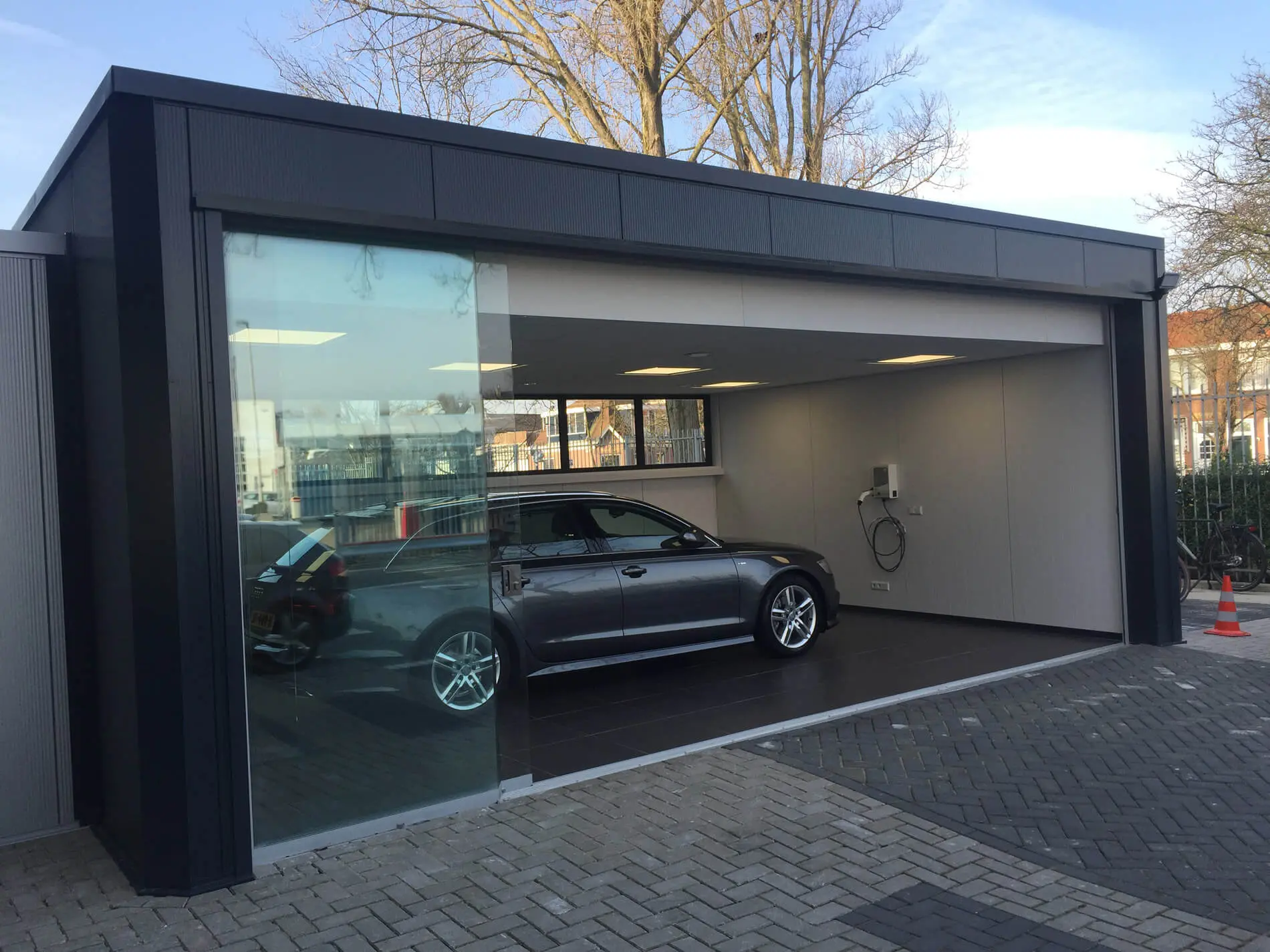 Sunflex Schiebefenster für moderne Garage