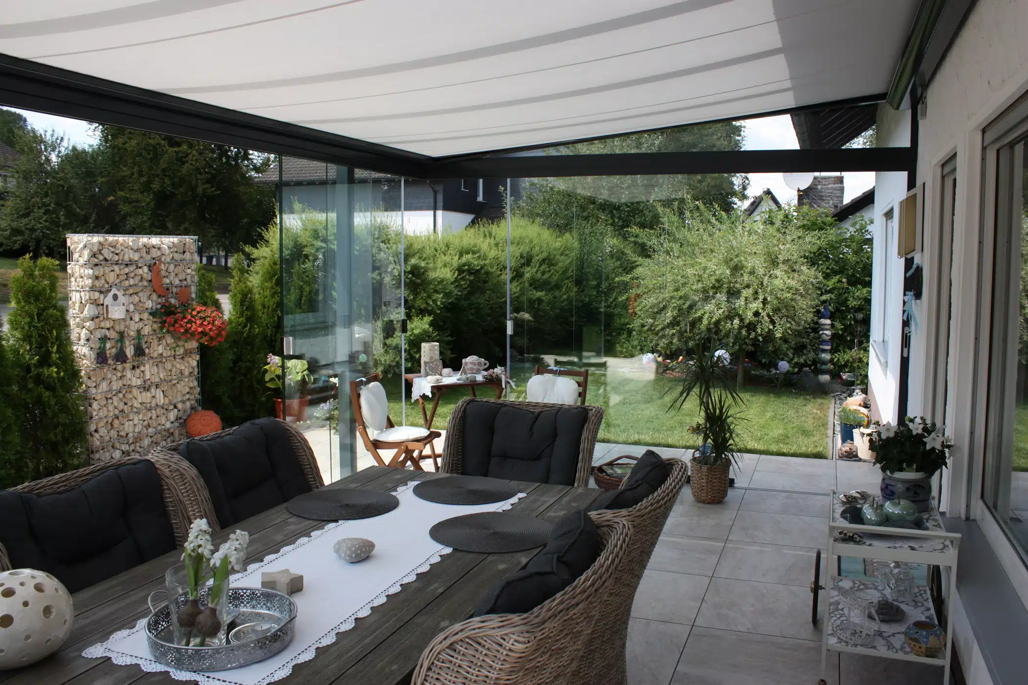 Terrasse mit durchsichtem Windschutz verkleiden