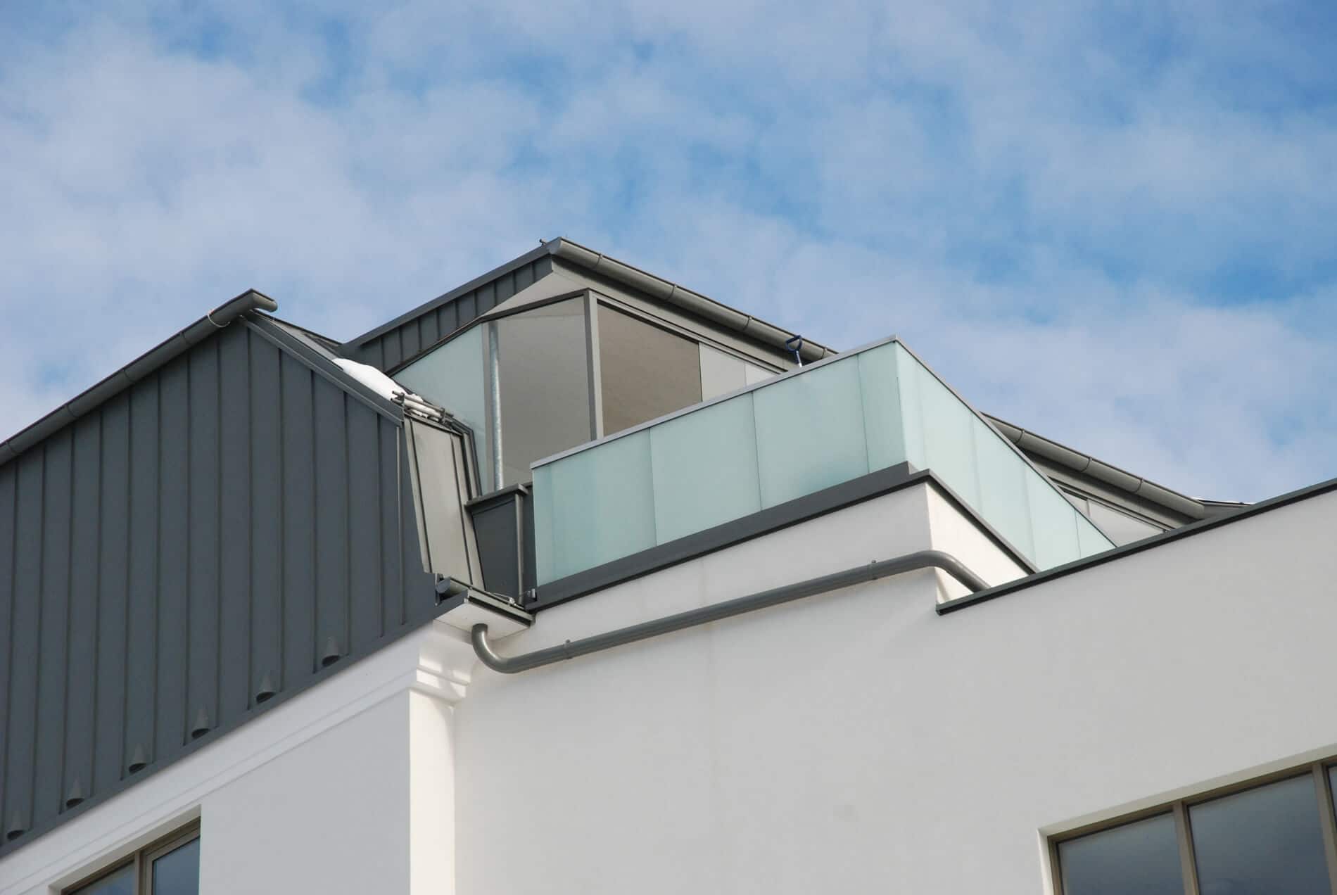 Terrasse mit Windschutz aus Glas