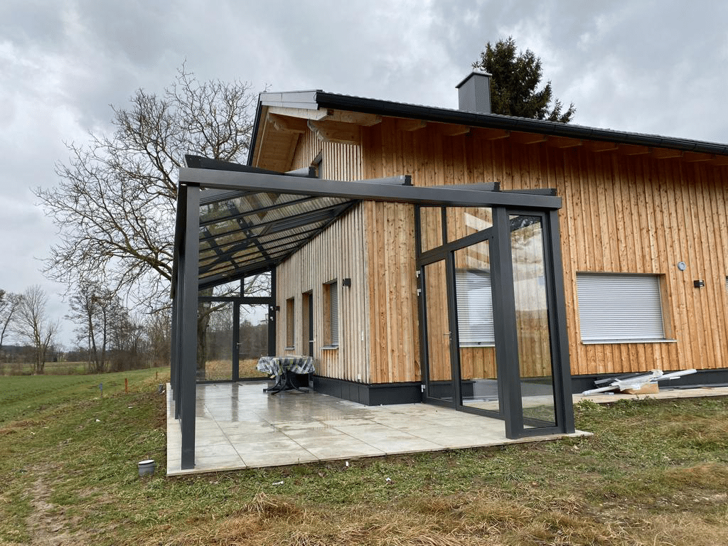 Terrasse mit Wintergarten entsteht