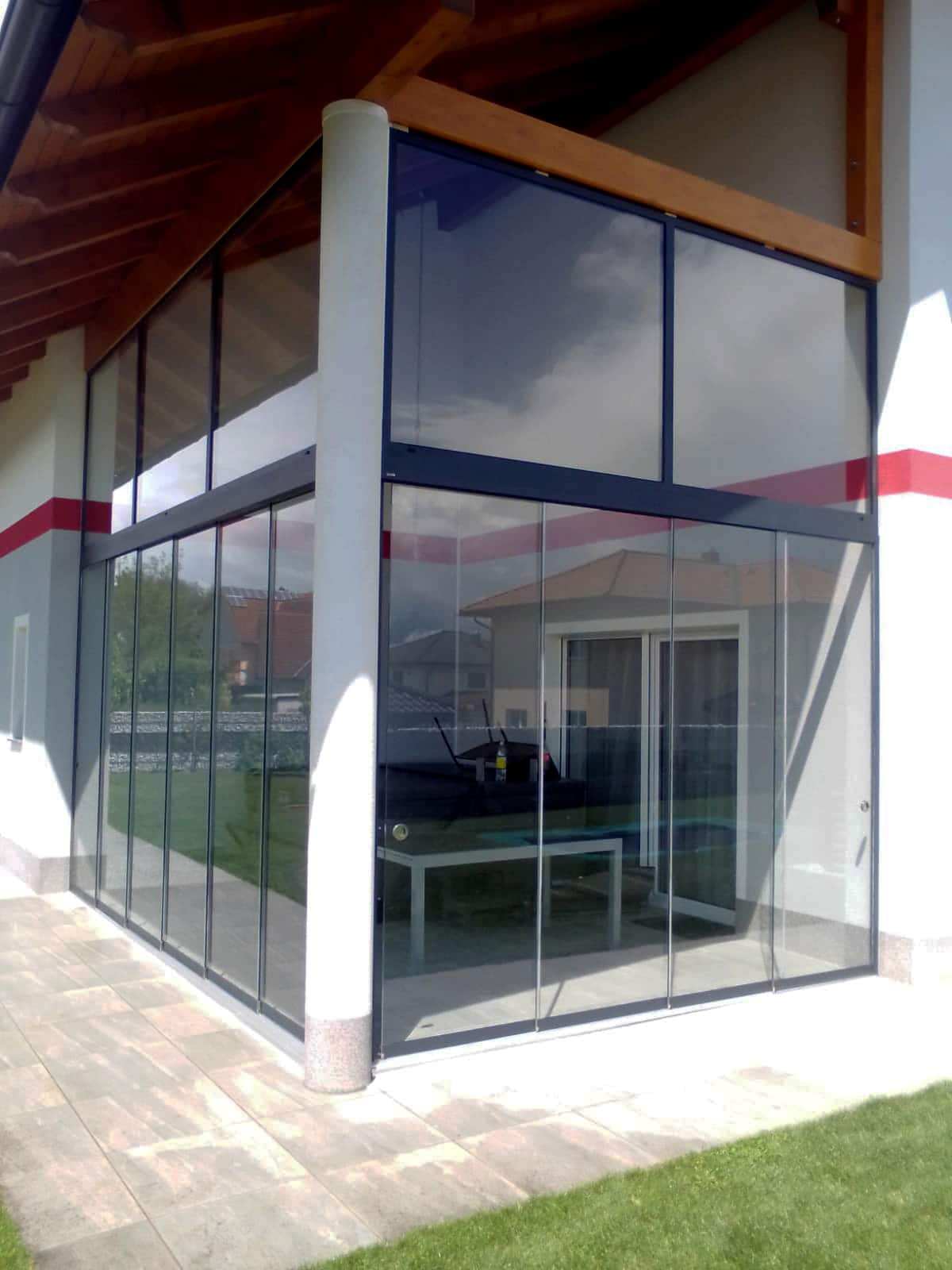 Terrasse seitlich mit Glasschiebewand zumachen