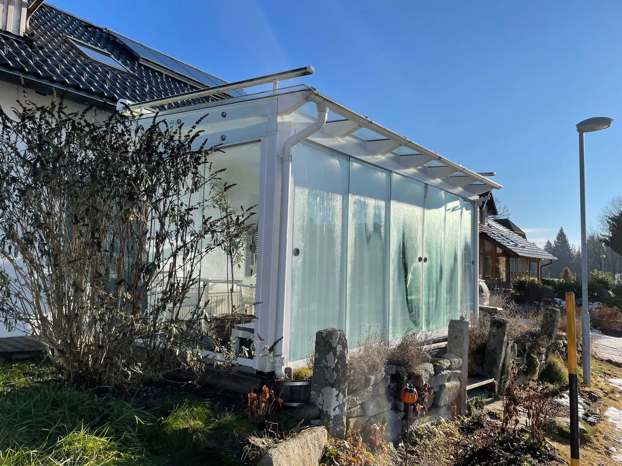 Terrasse seitlich verkleiden mit Glas