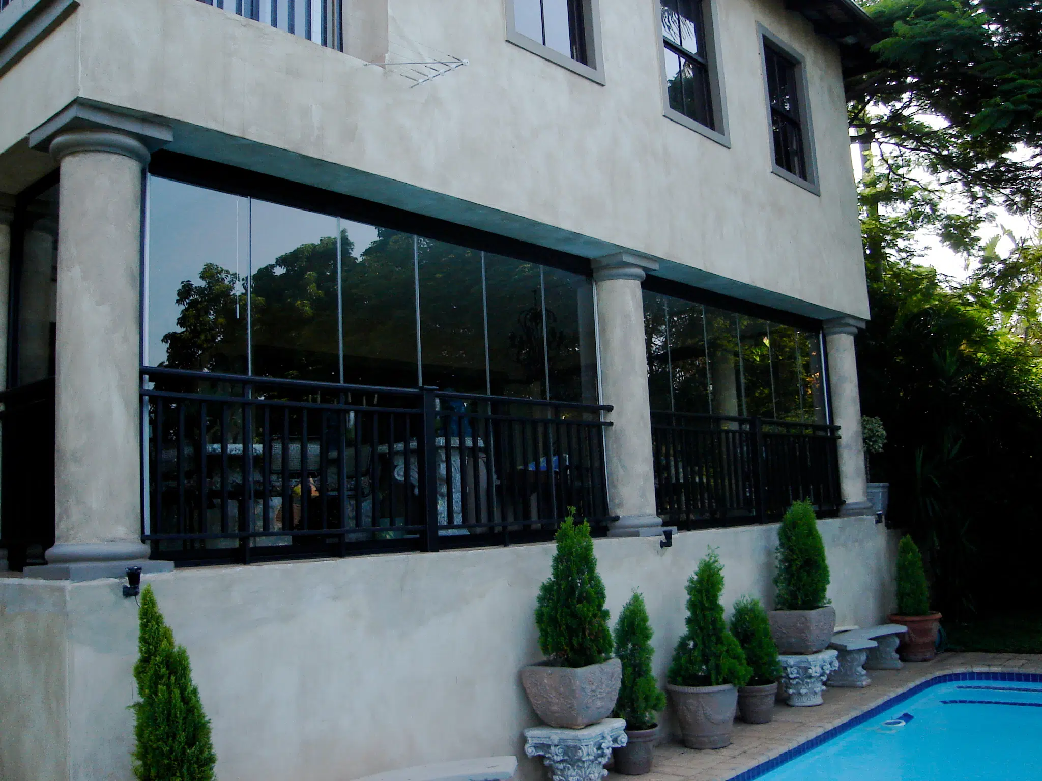 Terrasse vor Wind schützen - Verglasungssysteme