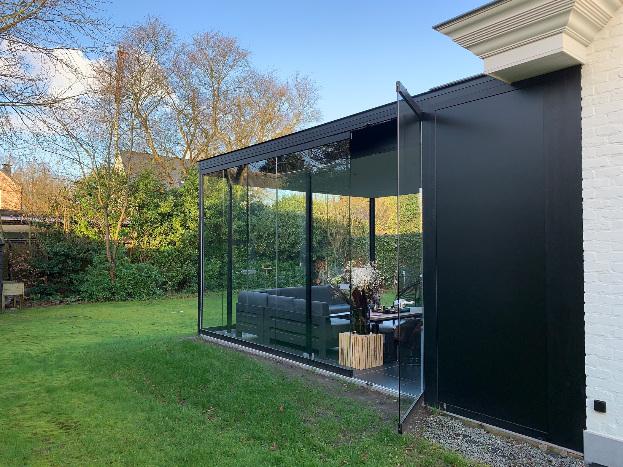 Terrasse zu Wintergarten umbauen mit Glas Schiebe-Dreh-Systemen