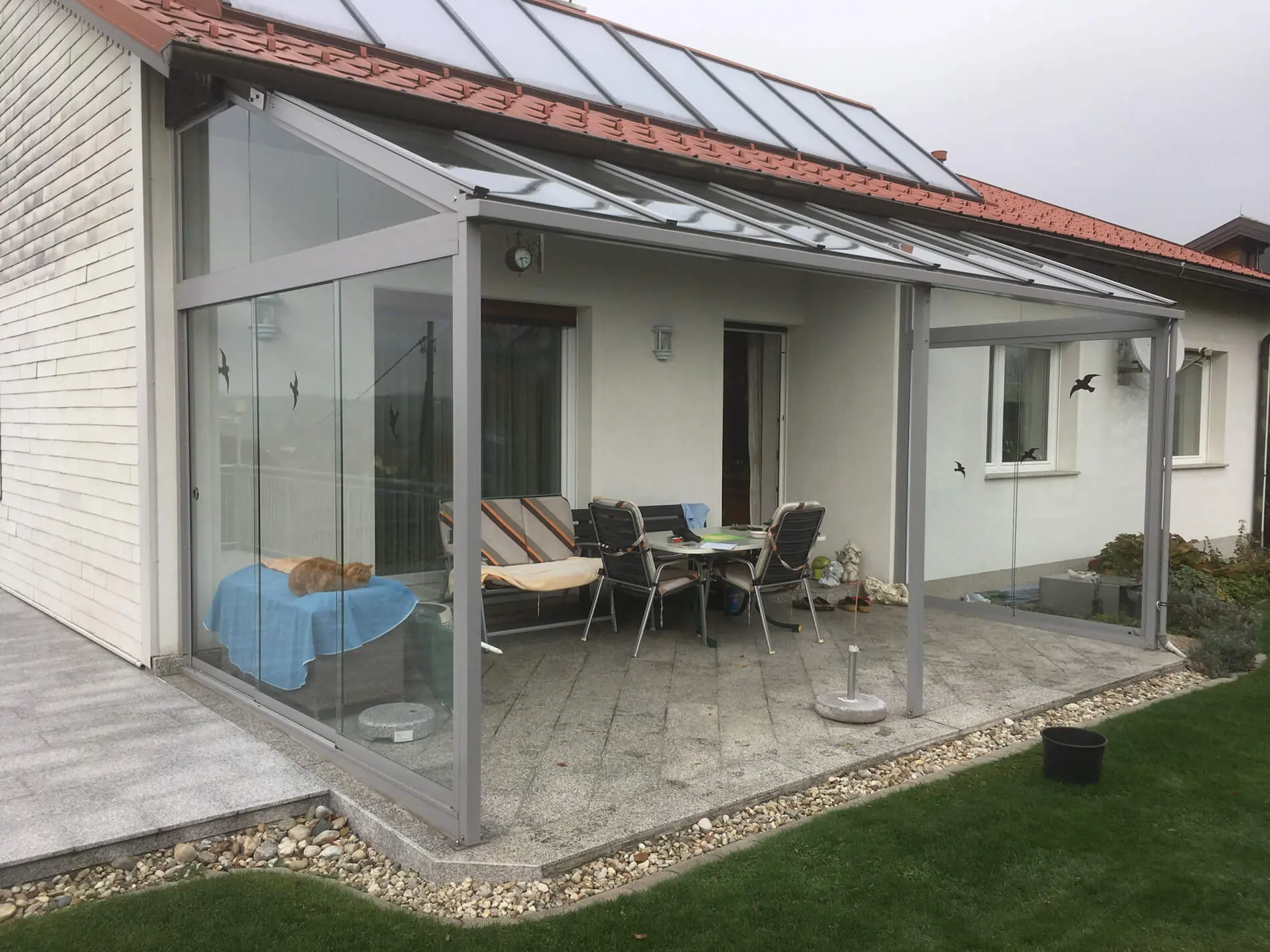 Terrassen-Glasdach seitlich mit Wetterschutz