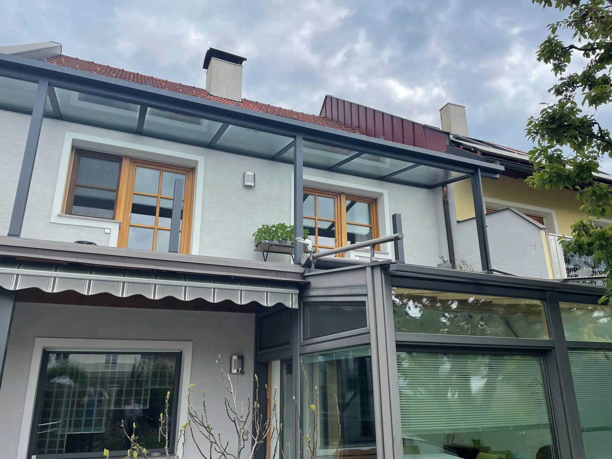 Terrassendach Aluminium auf Balkon montiert