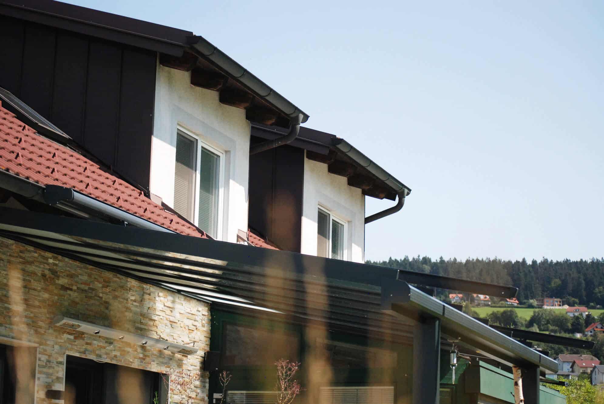 Terrassendach in anthrazit mit Heizung an Wand montiert