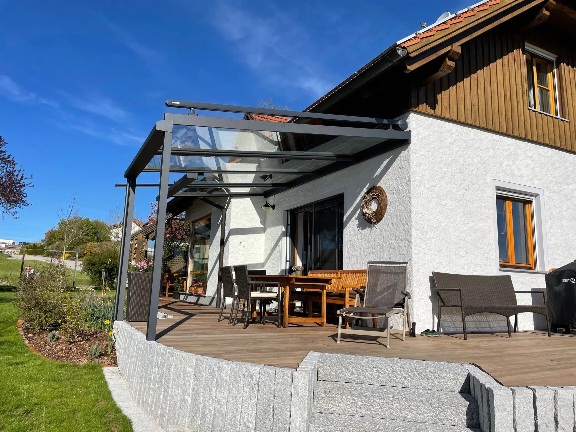 Terrassenüberdachung mit Pultdach an einem Einfamilienhaus in Österreich montiert