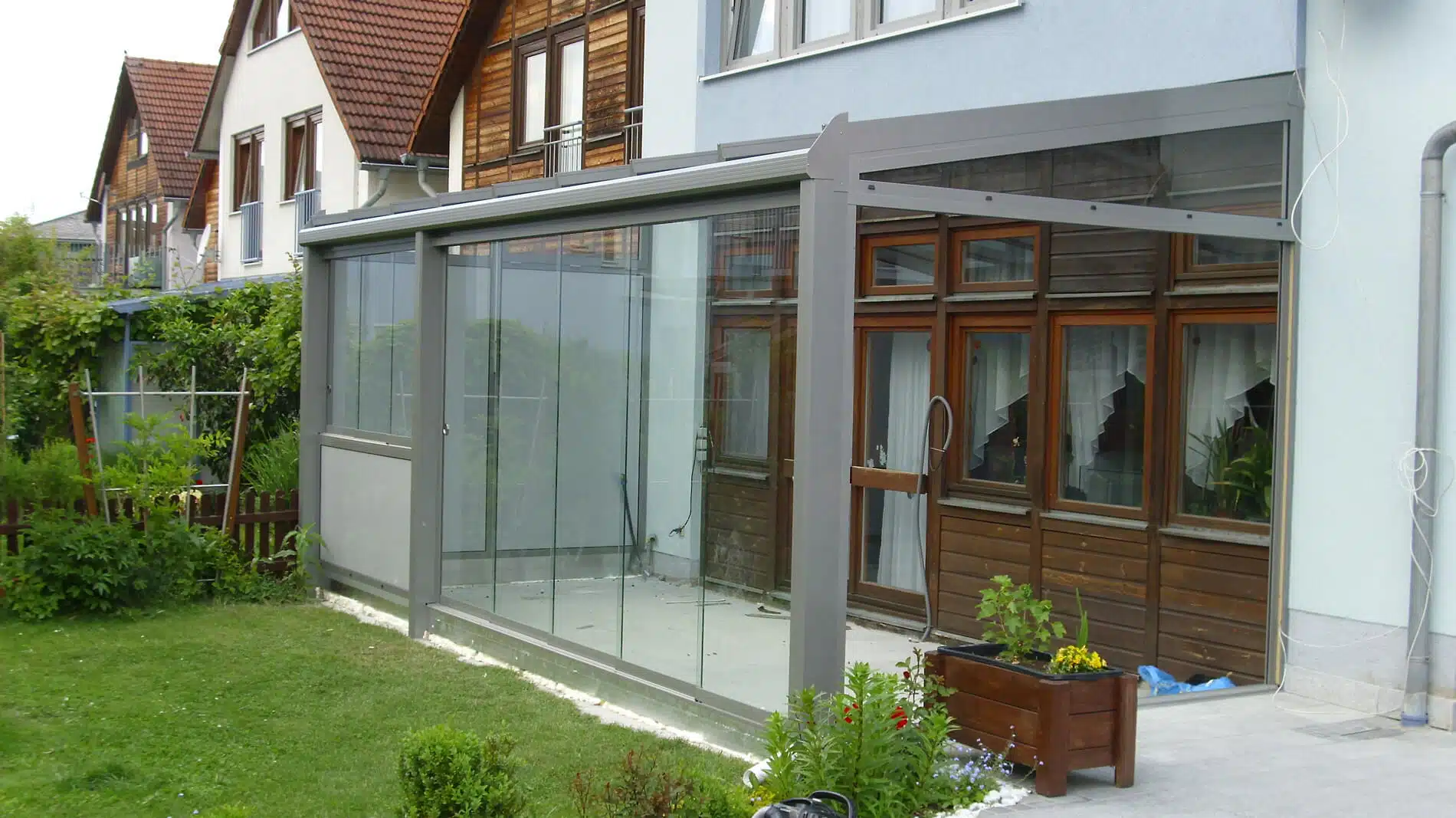 Terrassenüberdachung mit seitlichem Sichtschutz