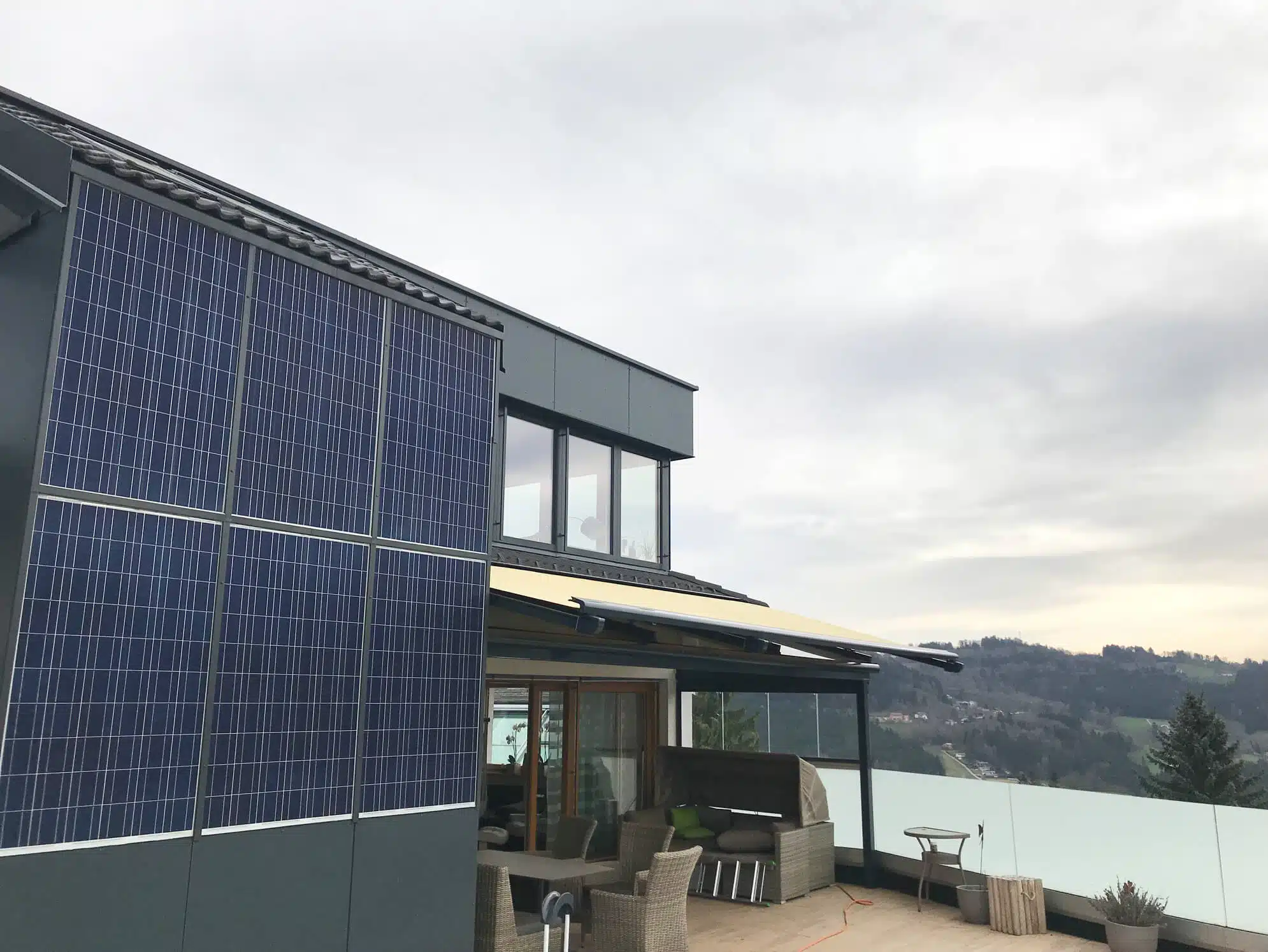 Terrassenüberdachung mit Sunflex Windschutz Schiebeanlage 4 teilig