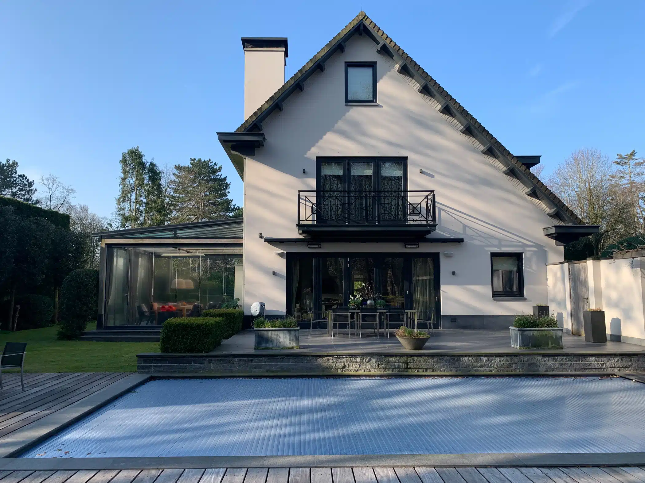 Terrassenverbau aus Glas als Windschutz für die Terrasse